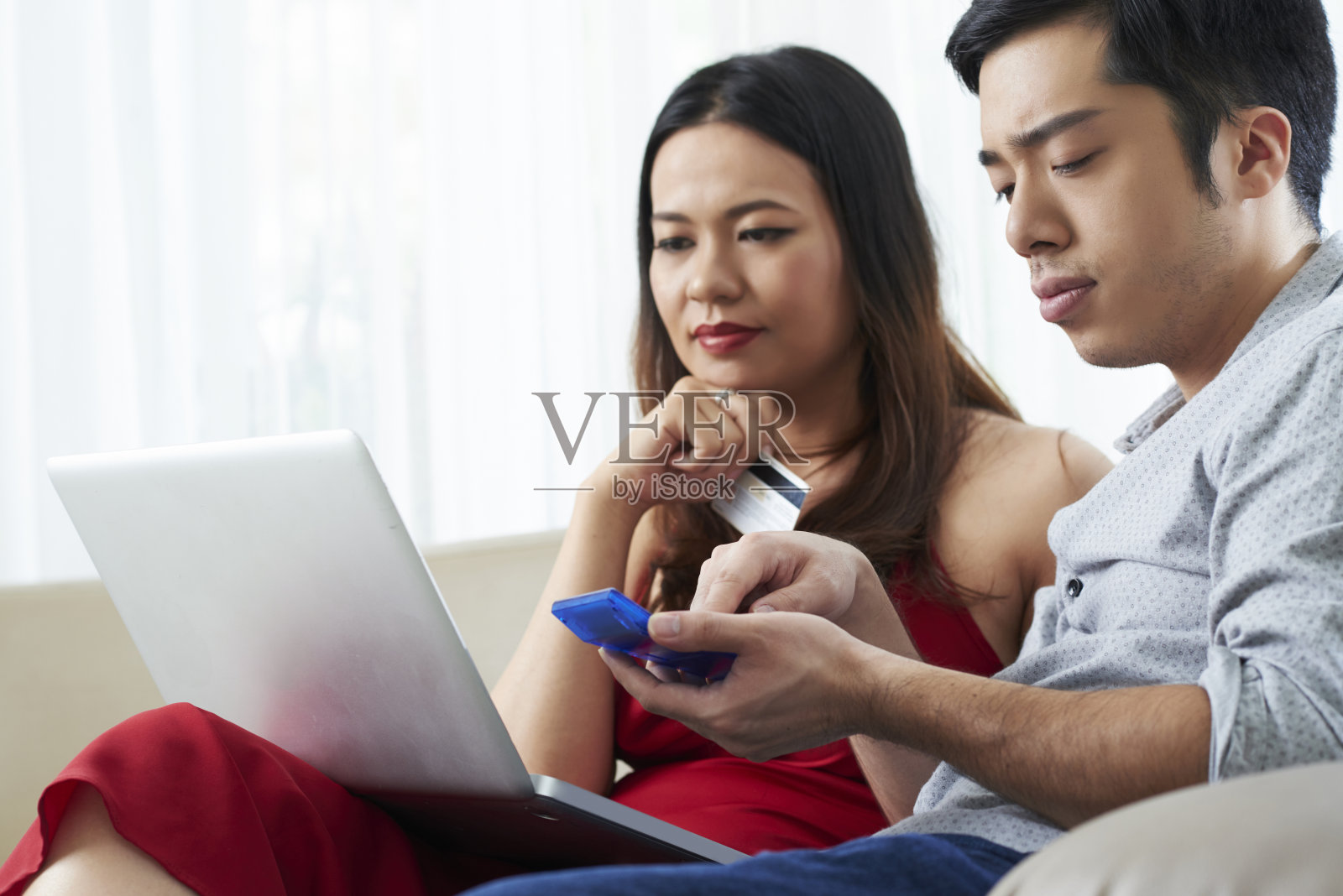 夫妇计算购物总额照片摄影图片