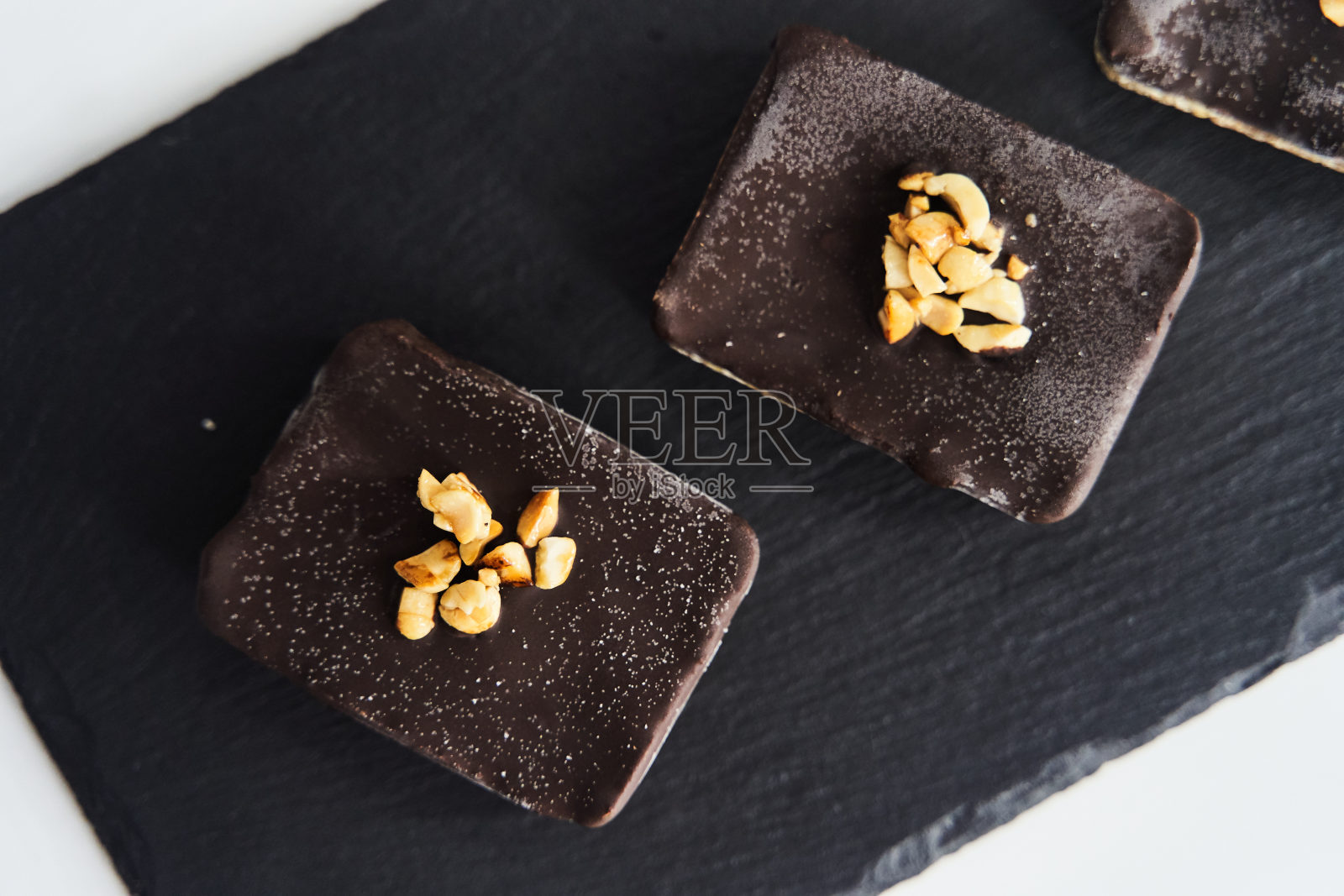 黑色托盘上的健康甜点。适当的无谷蛋白营养照片摄影图片