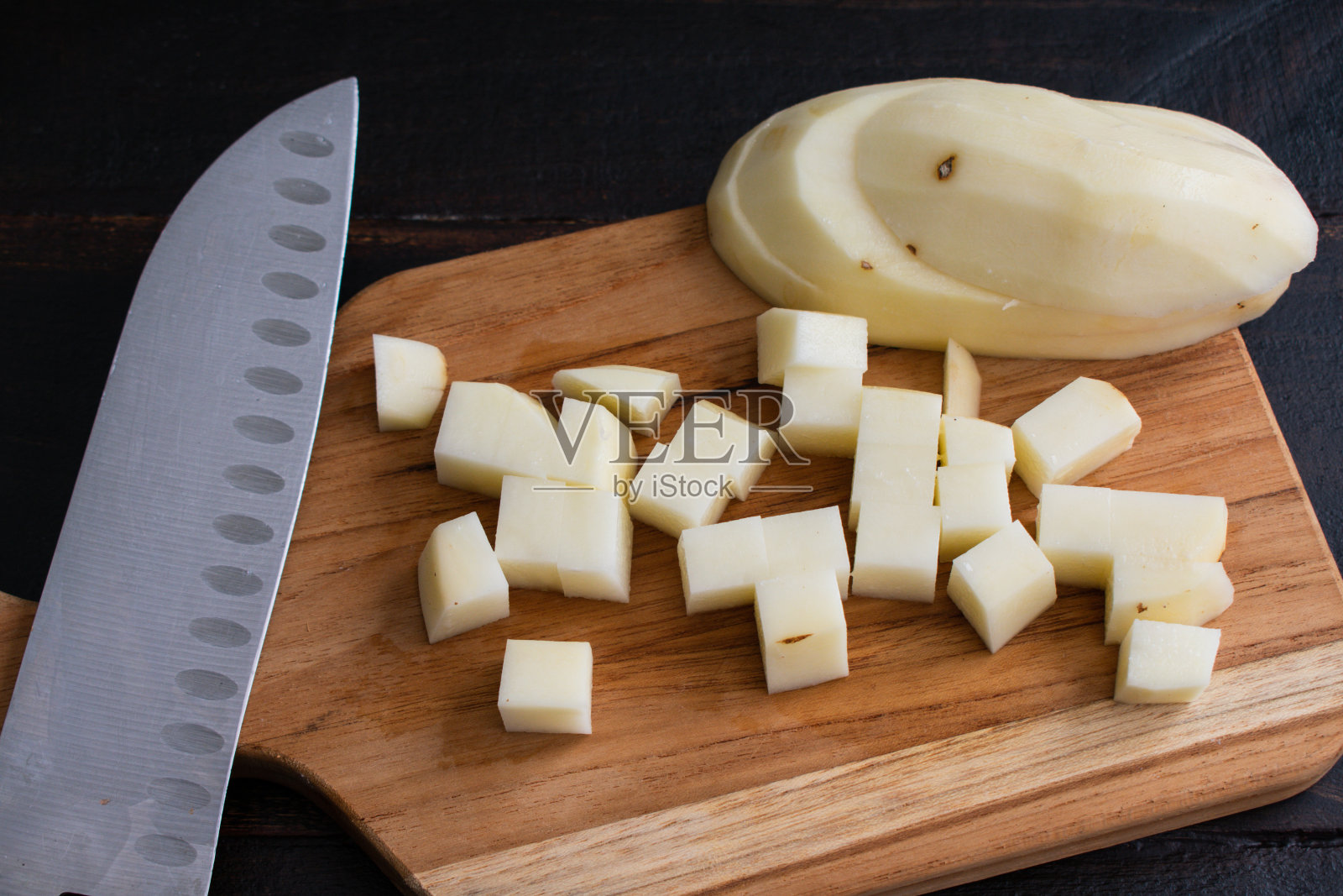 切一个剥皮的红褐色土豆照片摄影图片
