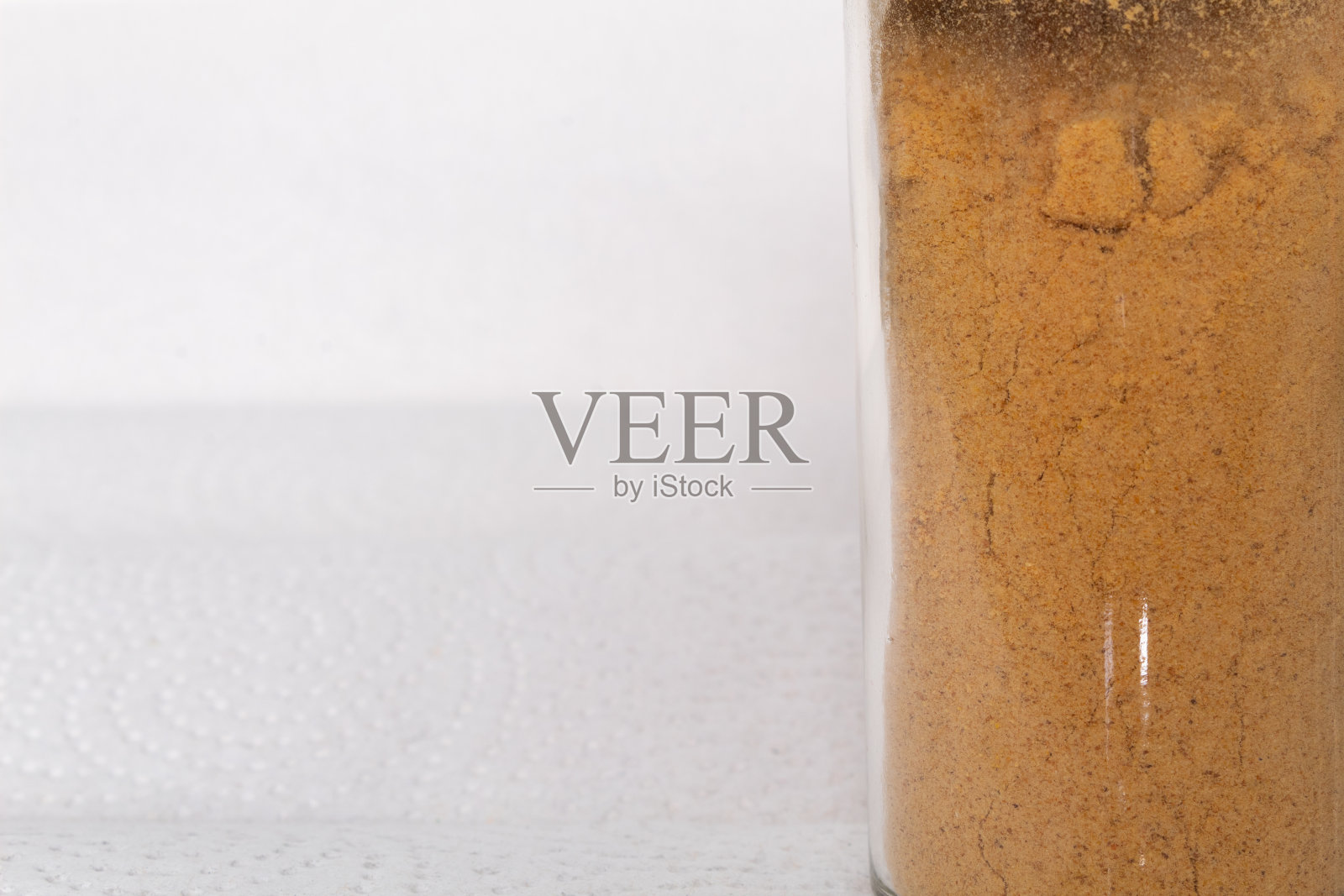 特写厨房香料在一个玻璃容器在白色的背景照片摄影图片