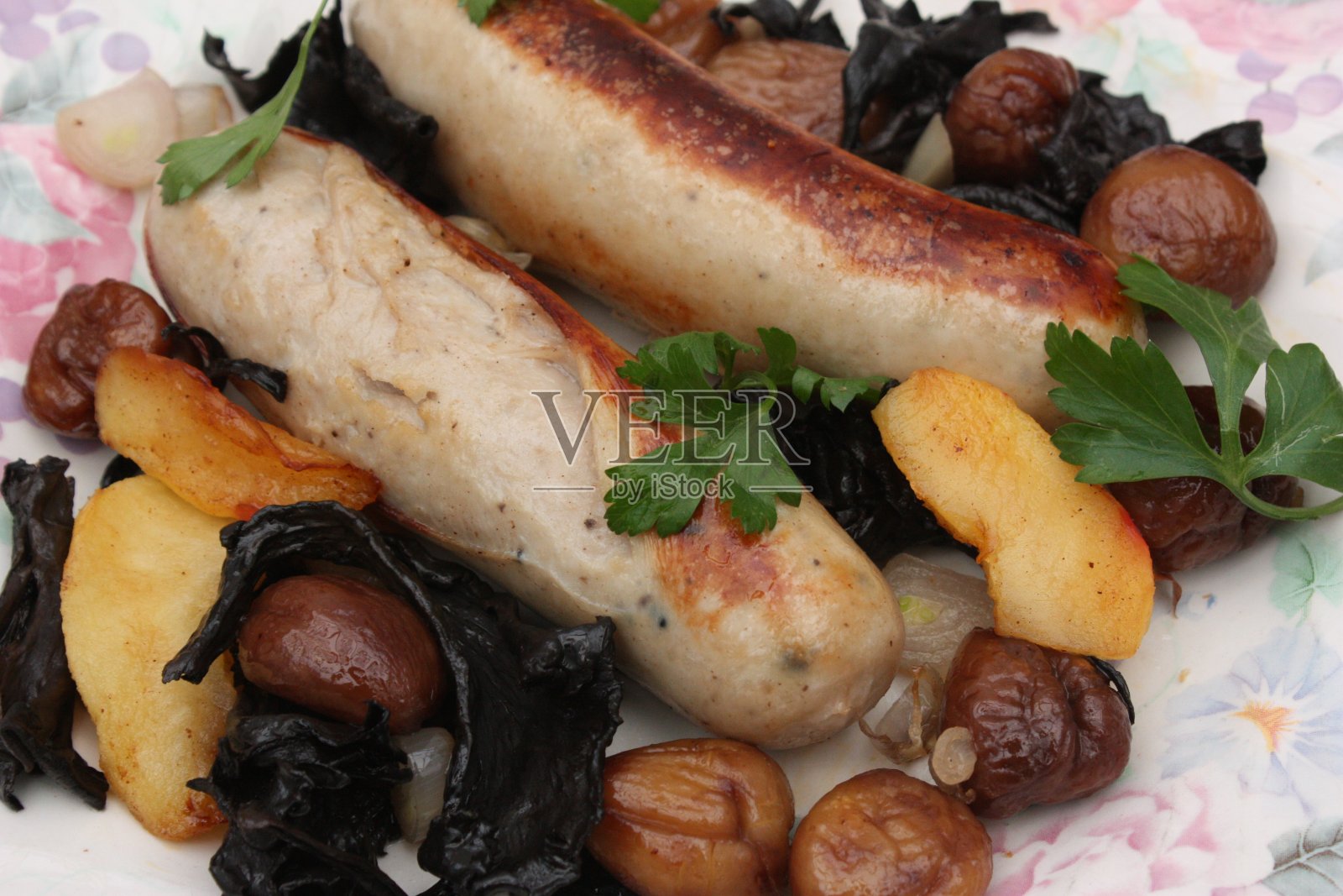 白布丁配栗子和黑蘑菇法国美食照片摄影图片