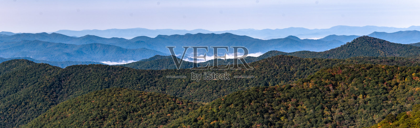 在阿巴拉契亚山脉山谷的大雾清晨从蓝岭公园的道路上看照片摄影图片