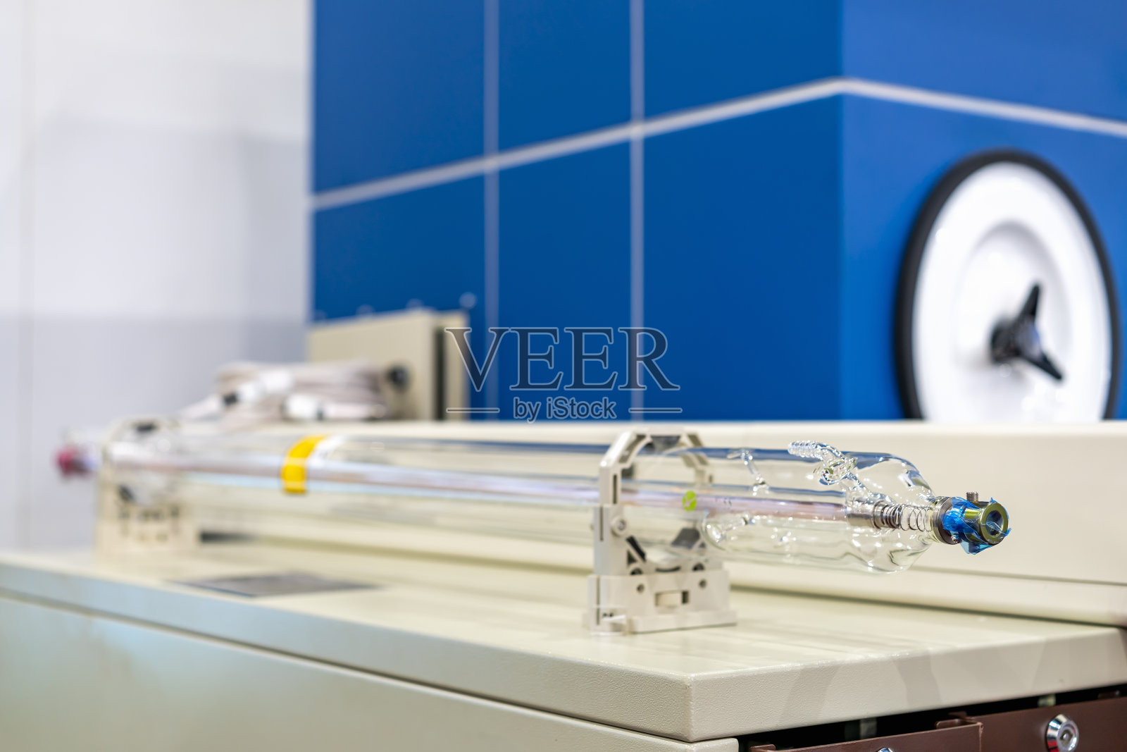 Co2激光管光源的激光束用于激光切割机或CNC雕刻工台上照片摄影图片