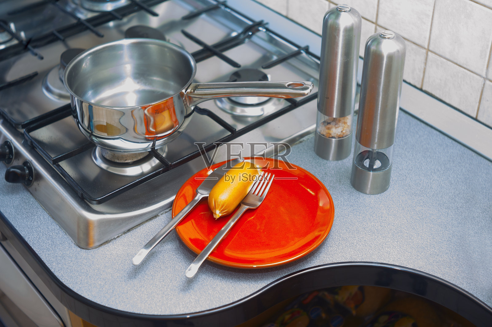 盘子里的香肠照片摄影图片