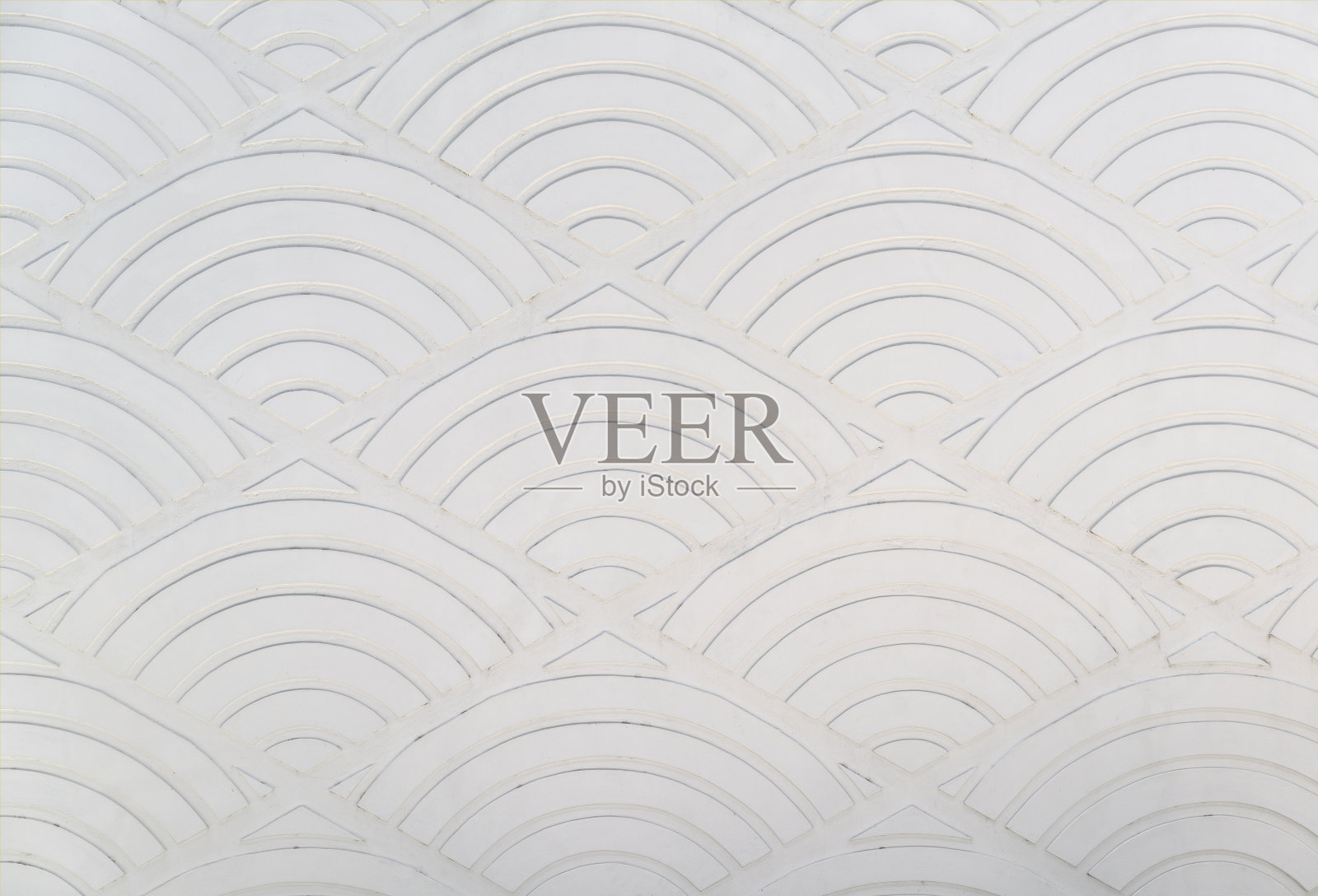 复古风格的白色鱼鳞石膏墙纸图案。照片摄影图片