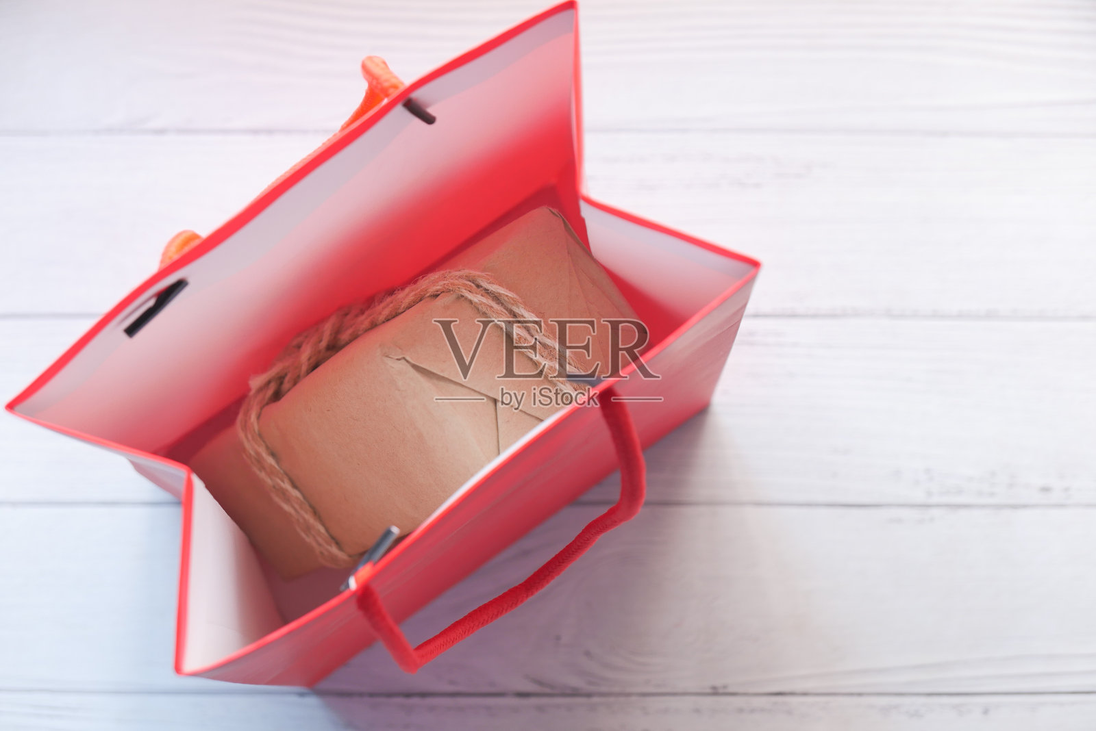 在白色背景上打开心形礼盒俯视图照片摄影图片