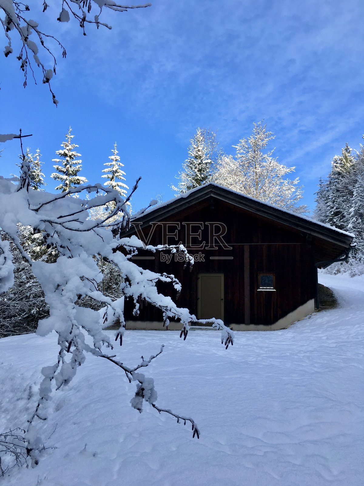 巴伐利亚州一个被雪覆盖的村庄照片摄影图片