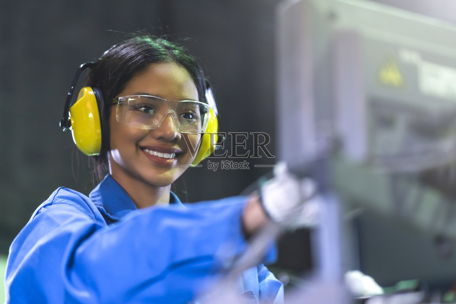 工厂质量控制,维护,监控屏幕检查过程,仓库车间为工厂操作人员照片摄影图片