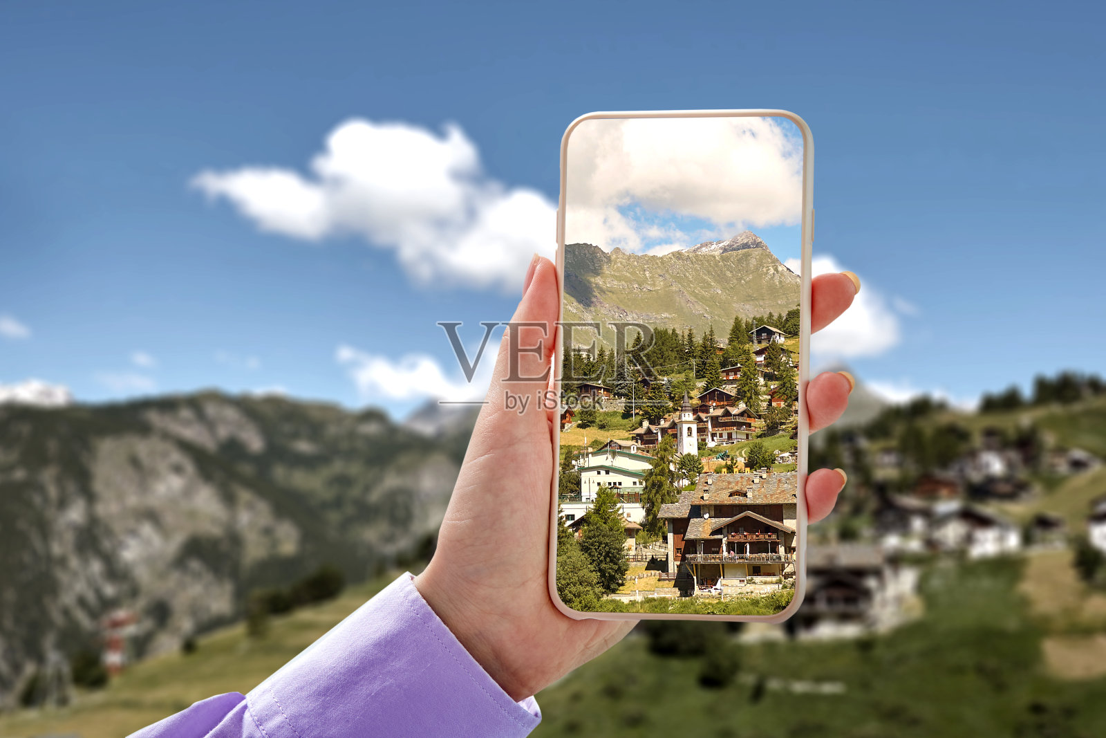 大流行期间在线旅行的概念。手持电话。照片摄影图片