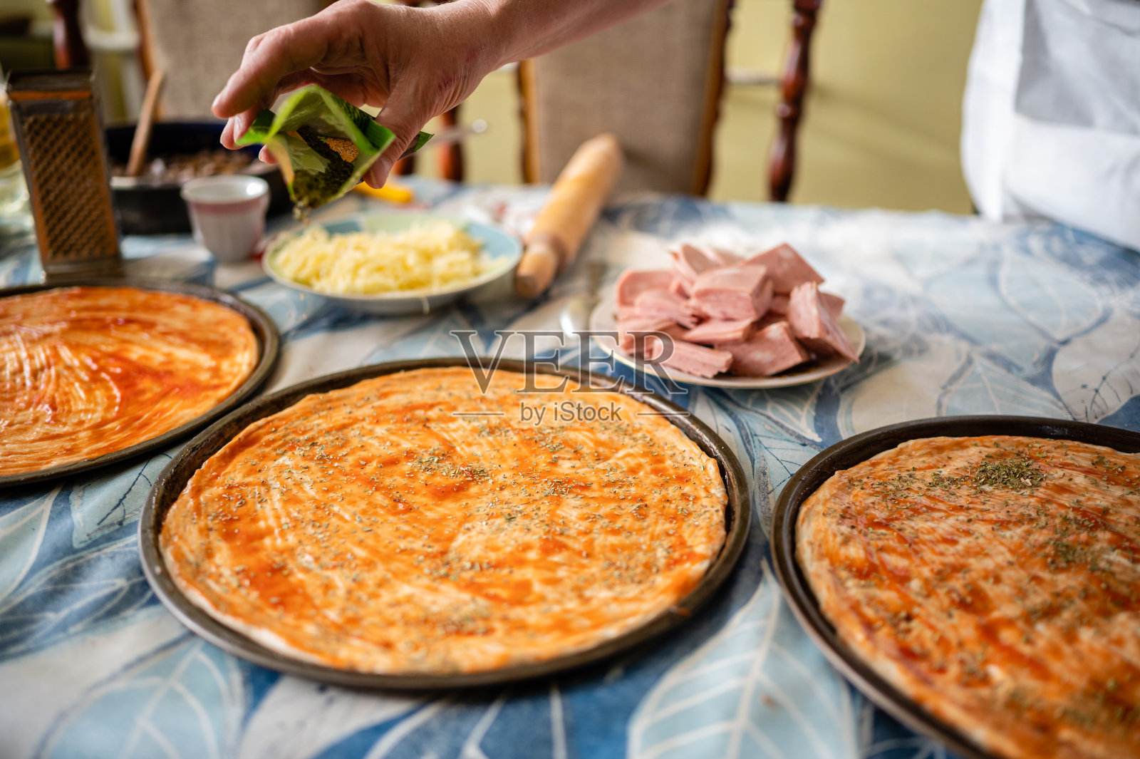 妈妈准备披萨的照片照片摄影图片