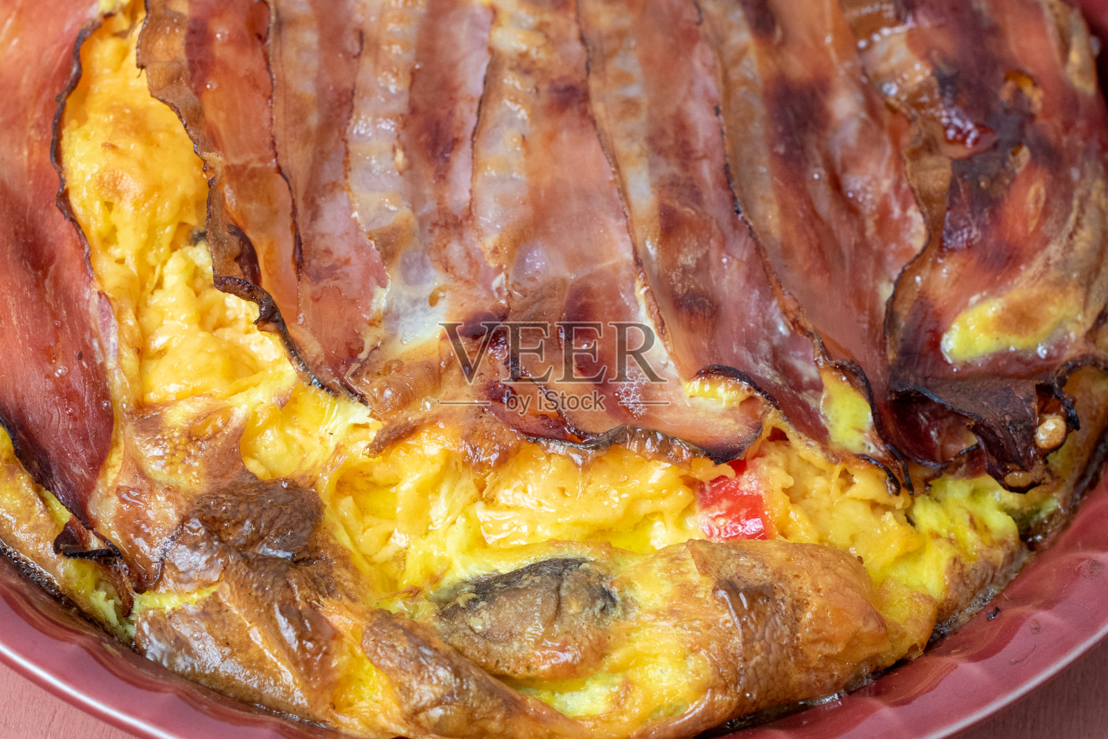 无壳蛋饼配培根片照片摄影图片