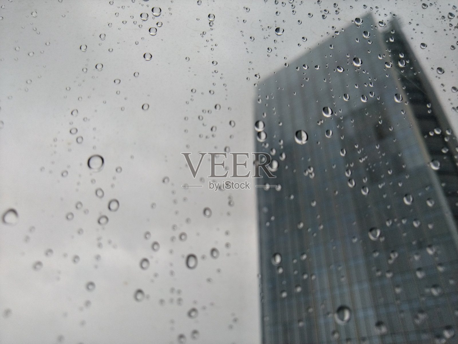 水/雨滴与模糊的建筑背景照片摄影图片