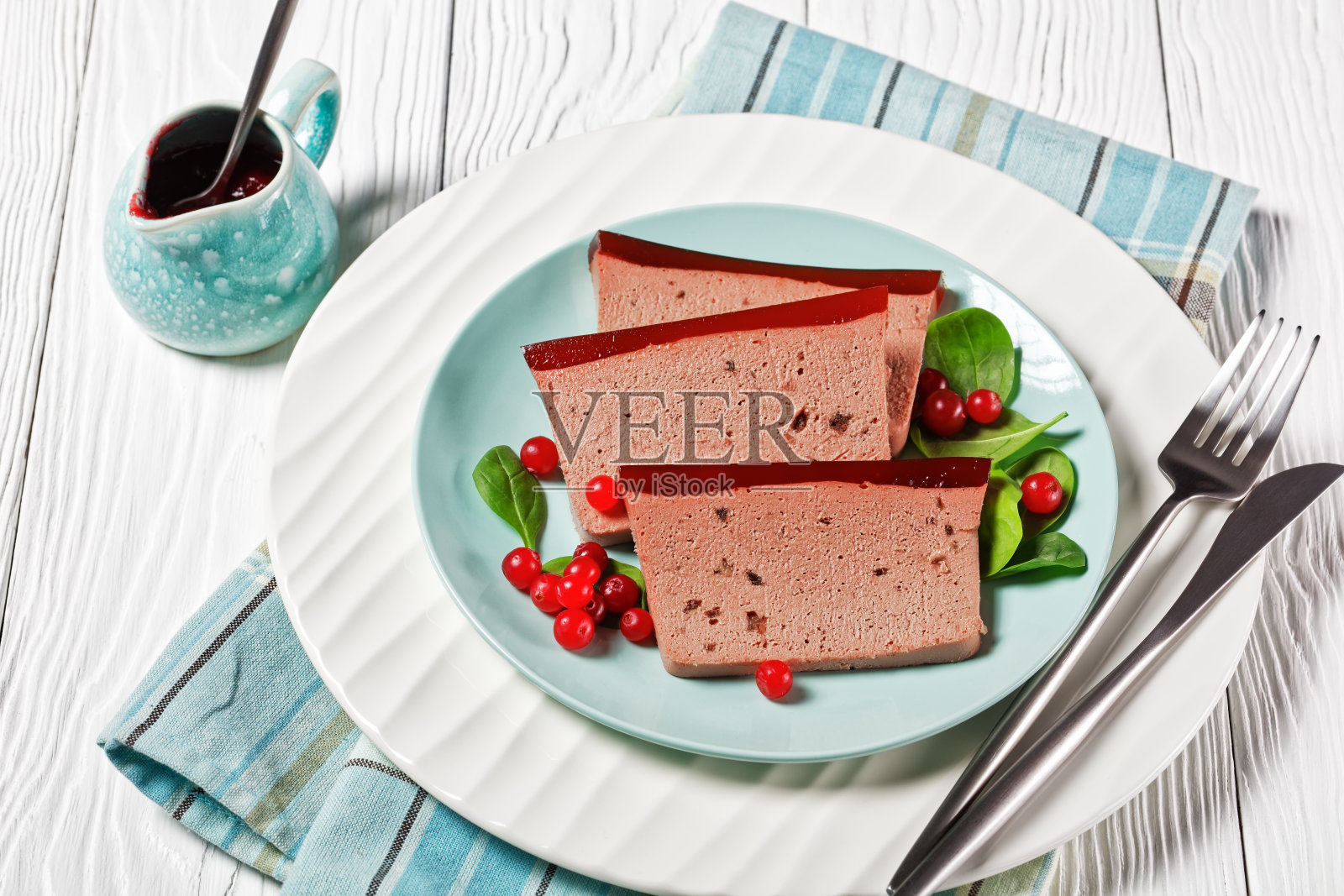 法式菜肴鸭肝酱,上面淋上蔓越莓果酱照片摄影图片