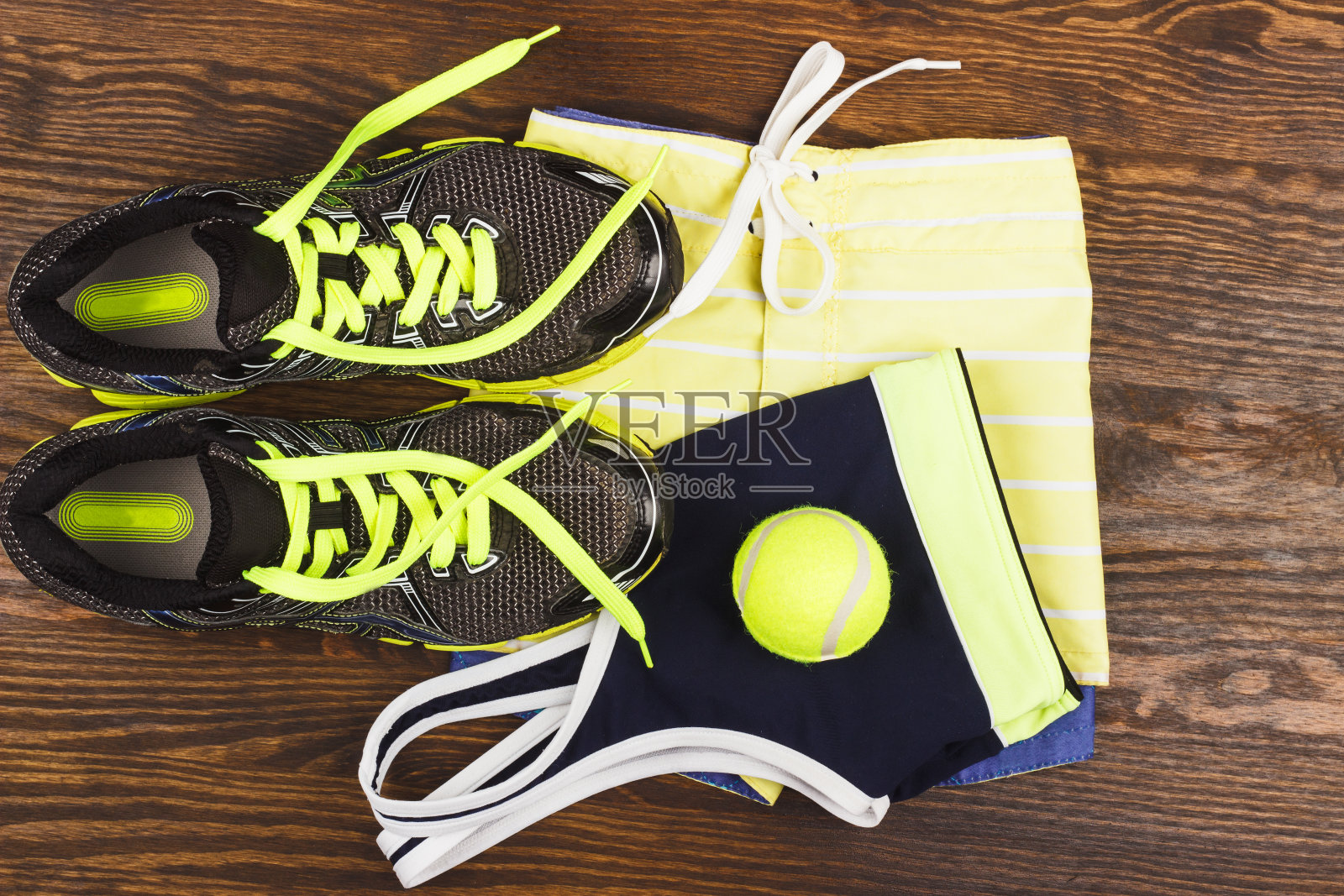 绿色运动鞋,短裤和运动胸罩照片摄影图片