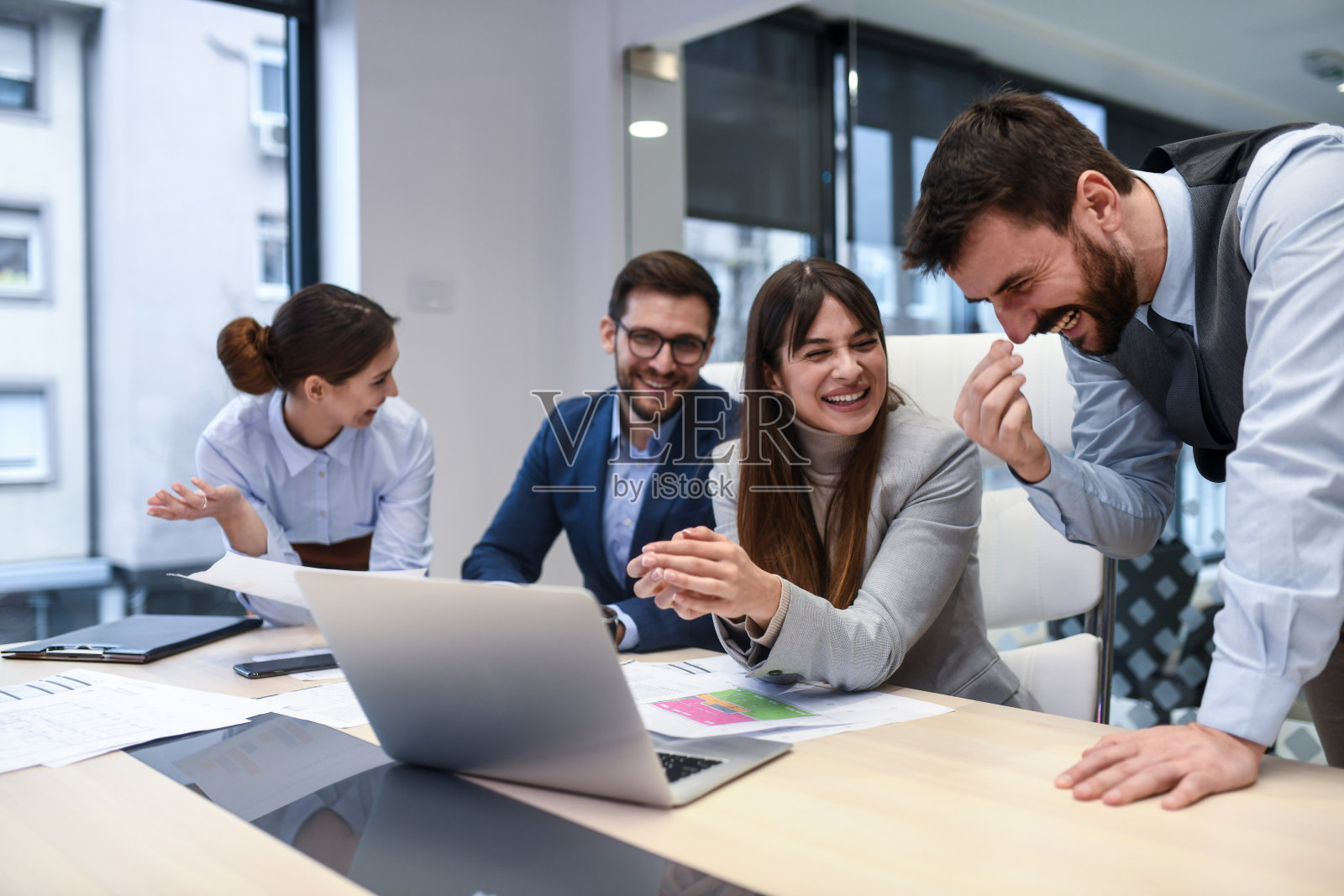 四个同事有一分钟的休息时间来建立团队和交流好想法。照片摄影图片