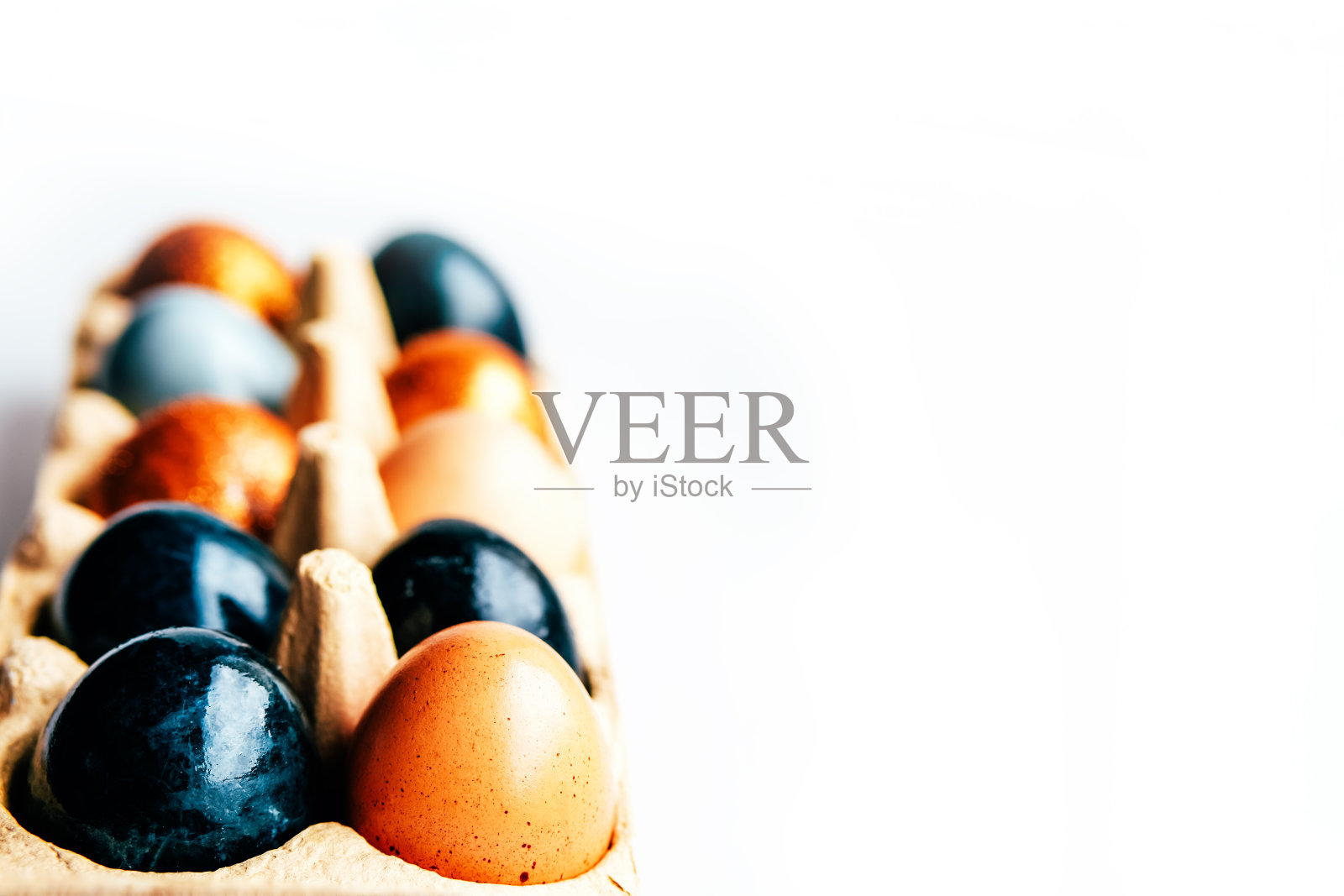 自然染成黑色、蓝色、灰色、米色、金色的复活节彩蛋图案。照片摄影图片