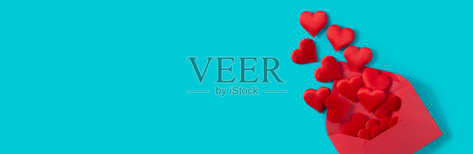 从红色信封中飞出的心照片摄影图片