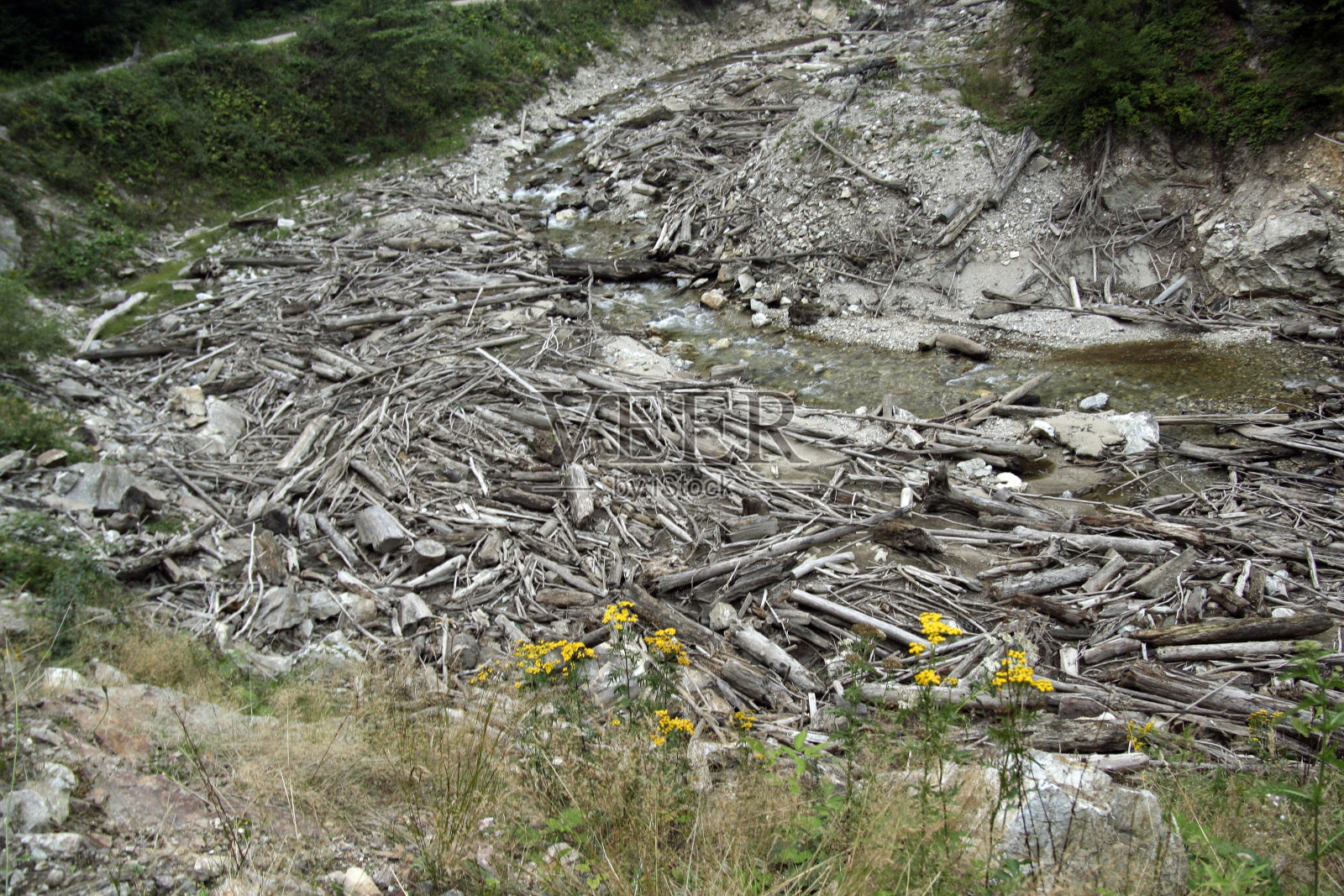 侵蚀和碎片堵塞洪水照片摄影图片