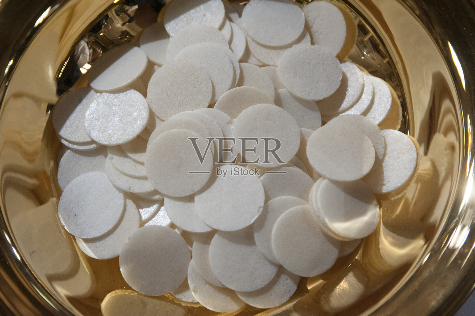 在圣餐仪式上带有圣礼的碗照片摄影图片