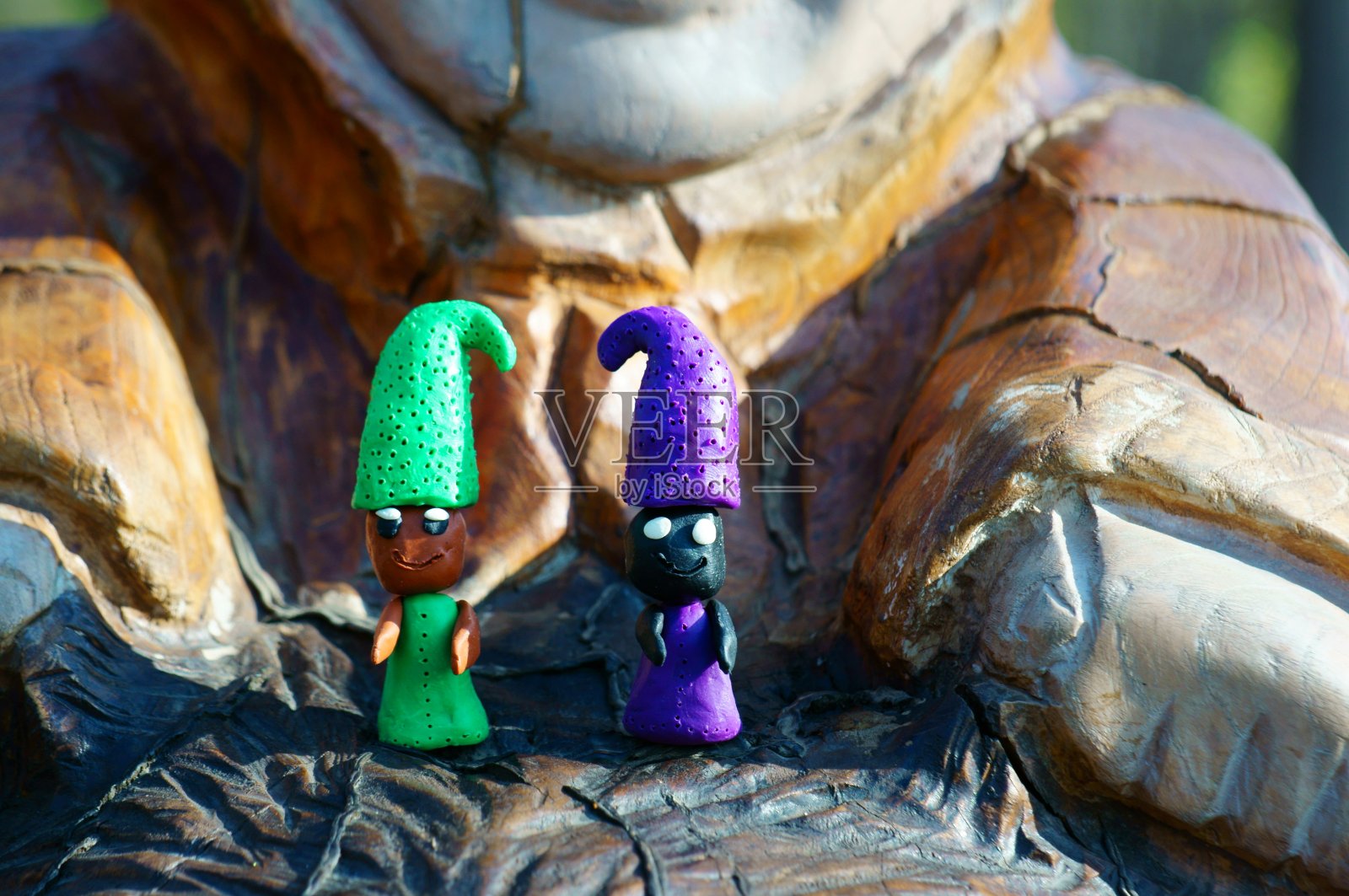 木制背景上的两个五颜六色的小矮人。照片摄影图片