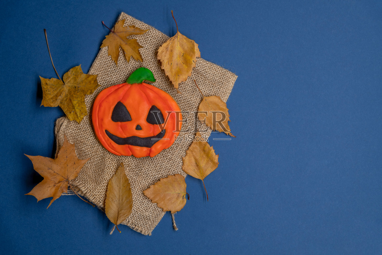 万圣节南瓜饼干躺在粗麻布上照片摄影图片
