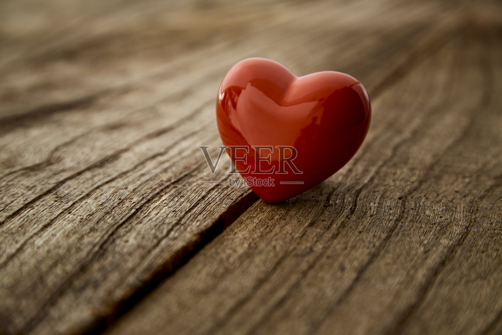情人节的爱情红心放在古董木桌上照片摄影图片