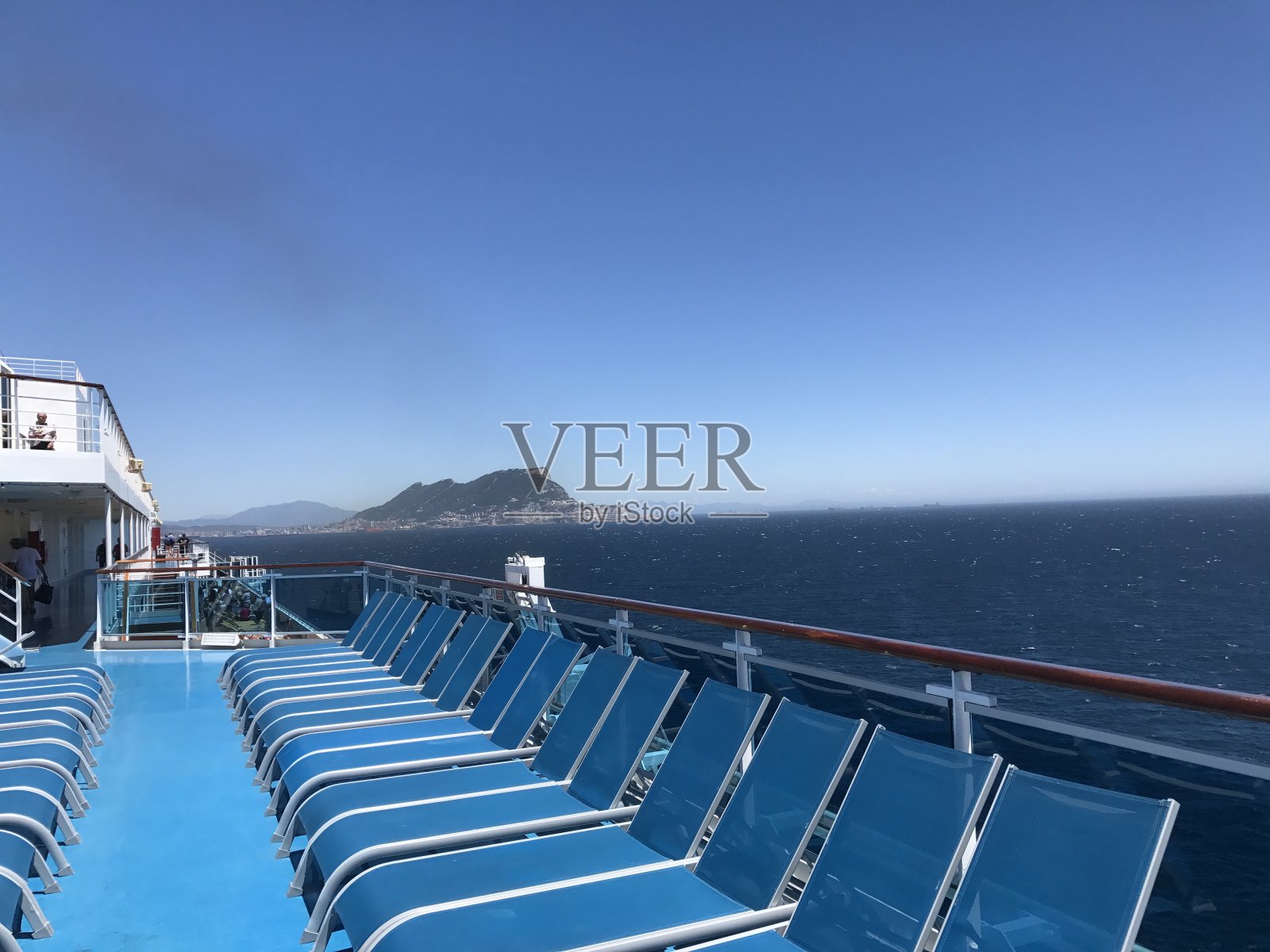 直布罗陀和葡萄牙之间地中海上的游船照片摄影图片