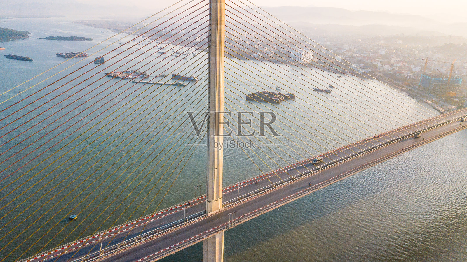 白茶桥鸟瞰图。下龙湾附近,联合国教科文组织世界遗产。照片摄影图片