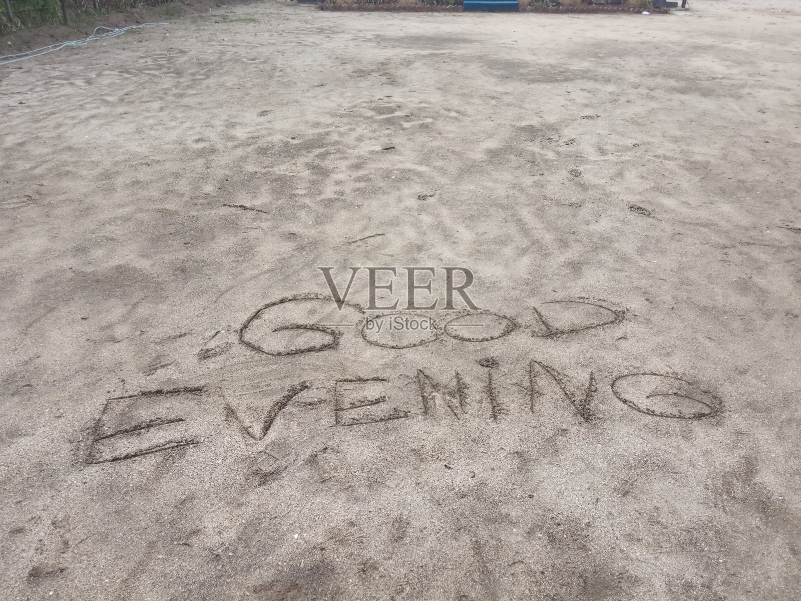 沙滩沙与文字晚上好照片摄影图片