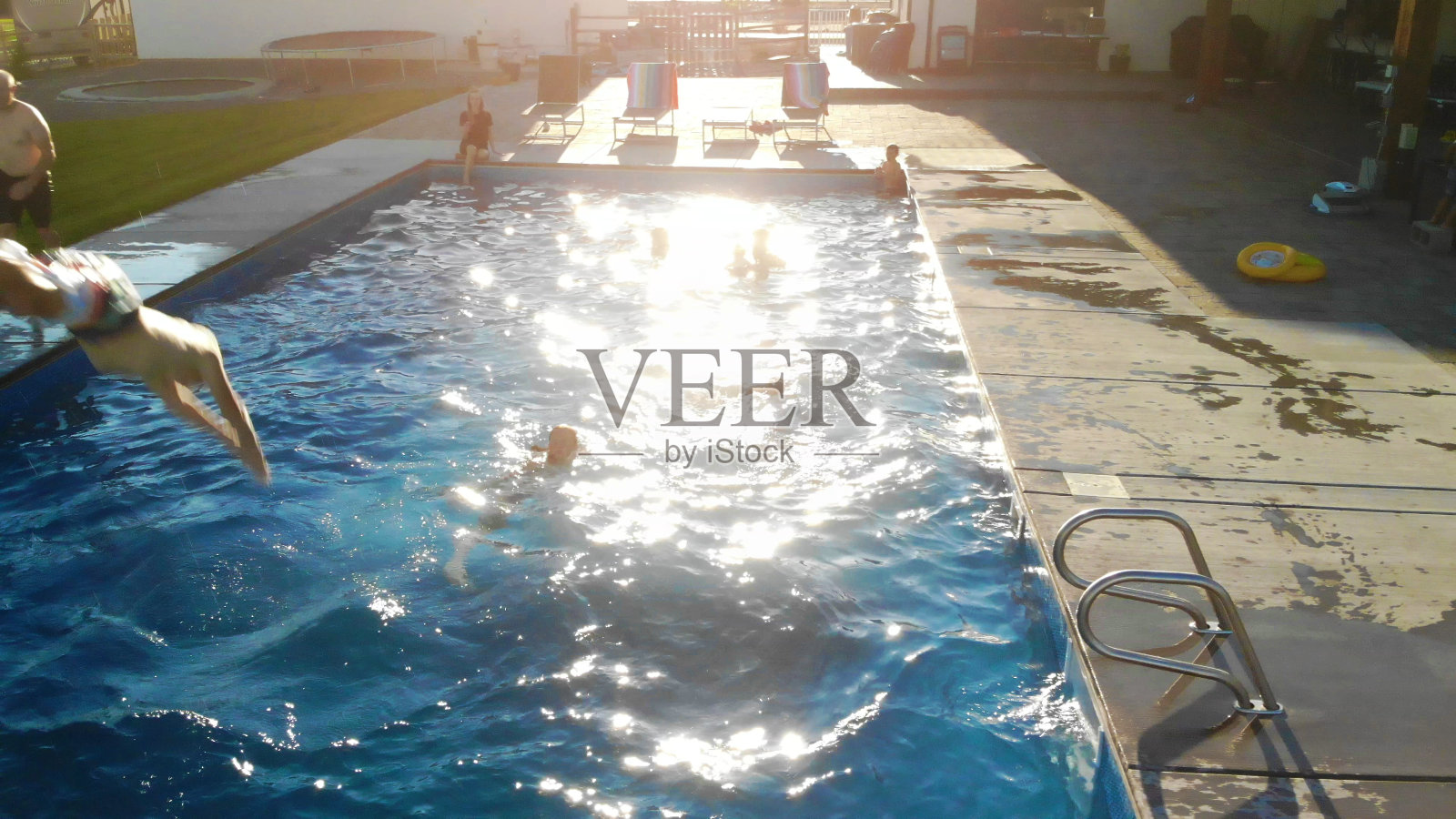 夏末有趣的游泳池,家庭和朋友活动跳跃,跳水,溅水组户外照片系列照片摄影图片