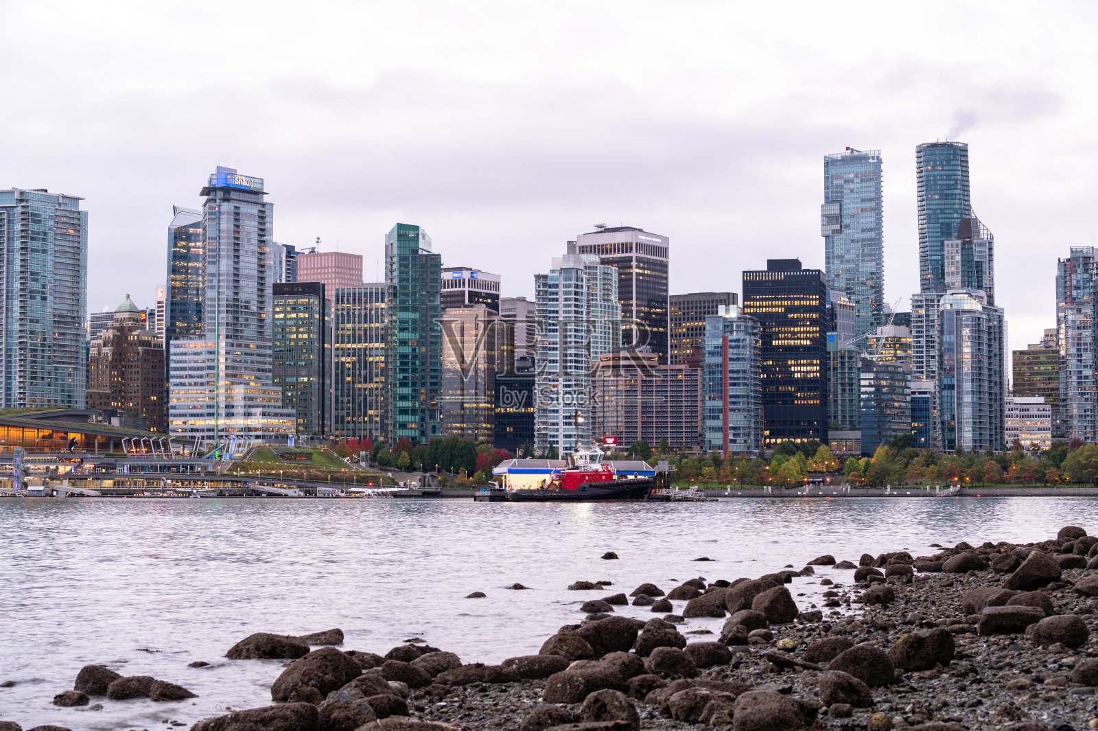 温哥华市中心的海滨景观照片摄影图片