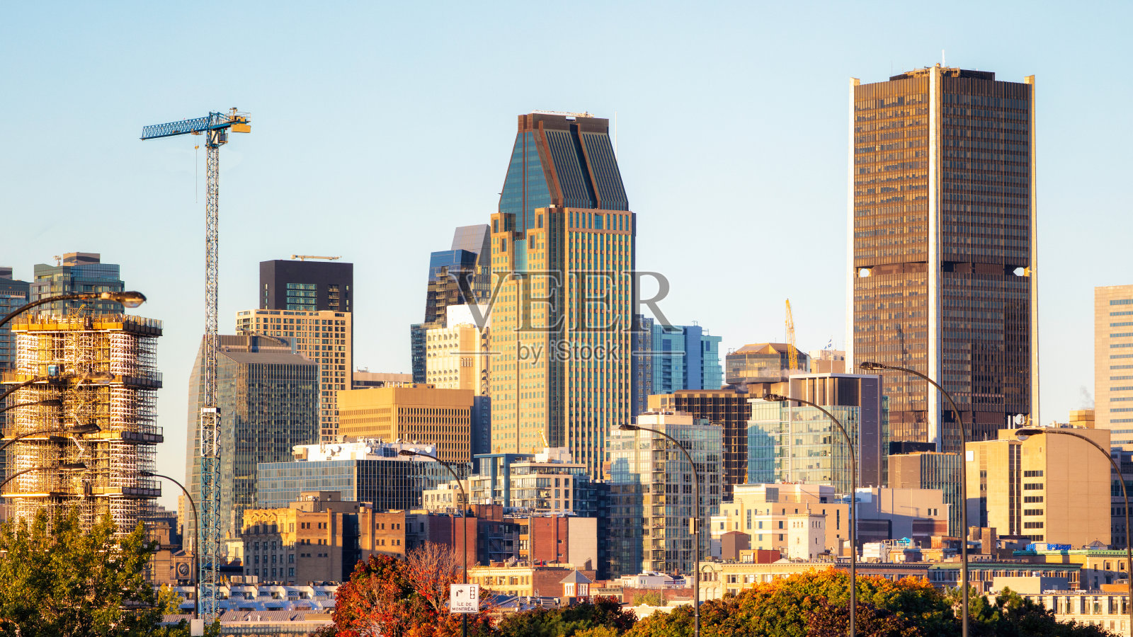 在一个晴朗的十月清晨,蒙特利尔市区的景色照片摄影图片