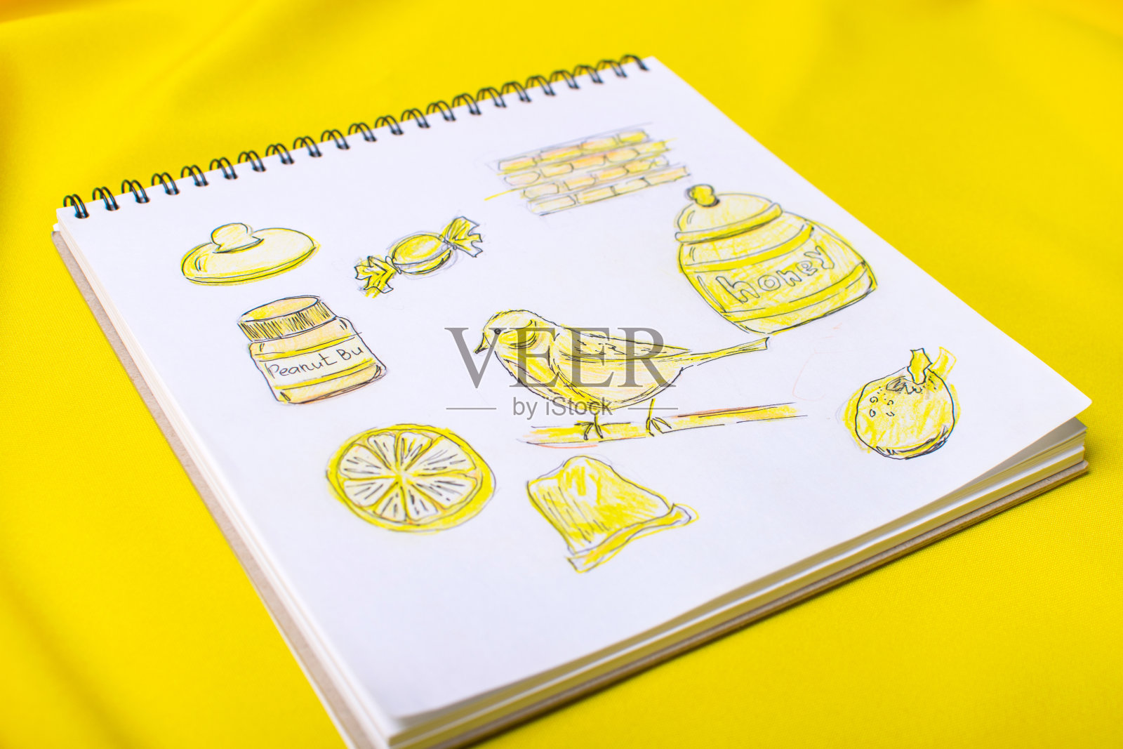在笔记本上画的亮黄色物体。颜色2021。插画图片素材