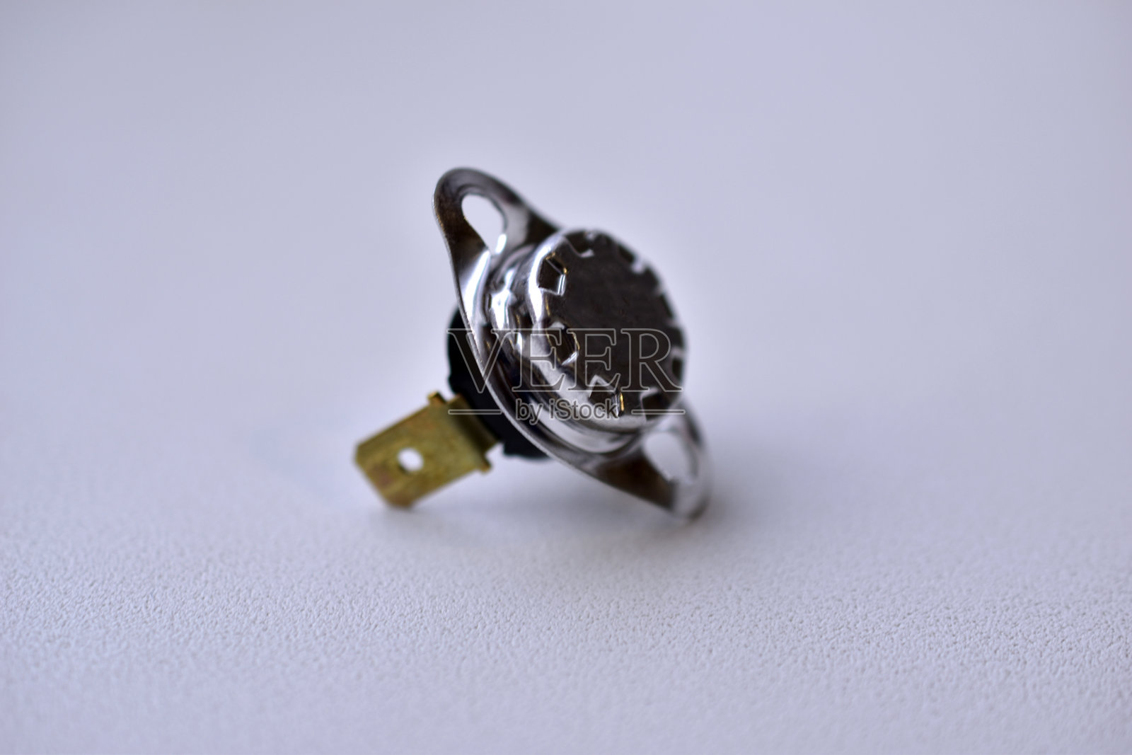 白色背景热电偶上的电子无线电元件照片摄影图片