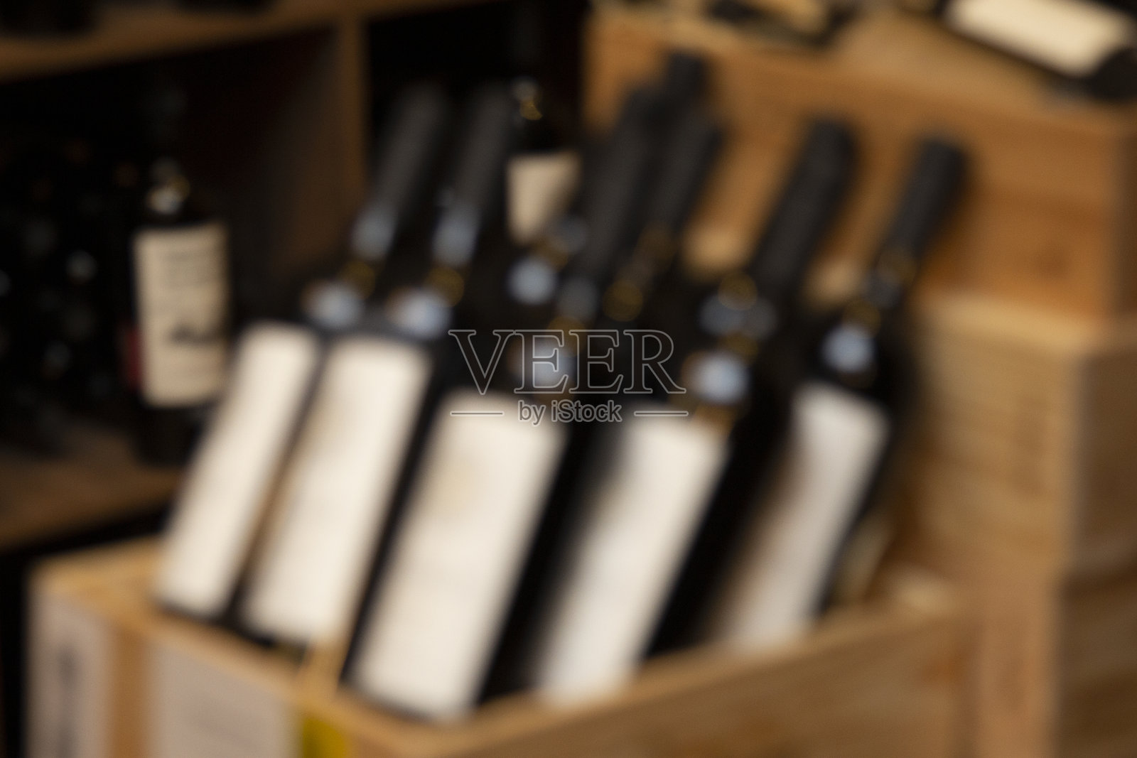 酒瓶在木材中收藏,不集中照片摄影图片