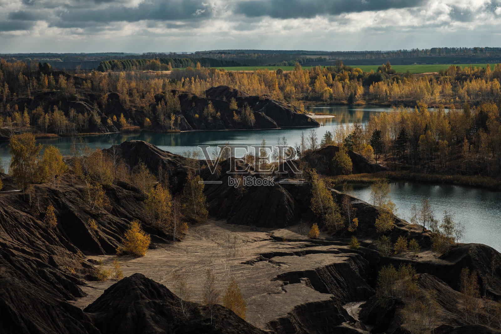 在Romantsevo, Konduki的绿松石采石场。图拉地区,俄罗斯。提取煤。秋天的风景照片摄影图片