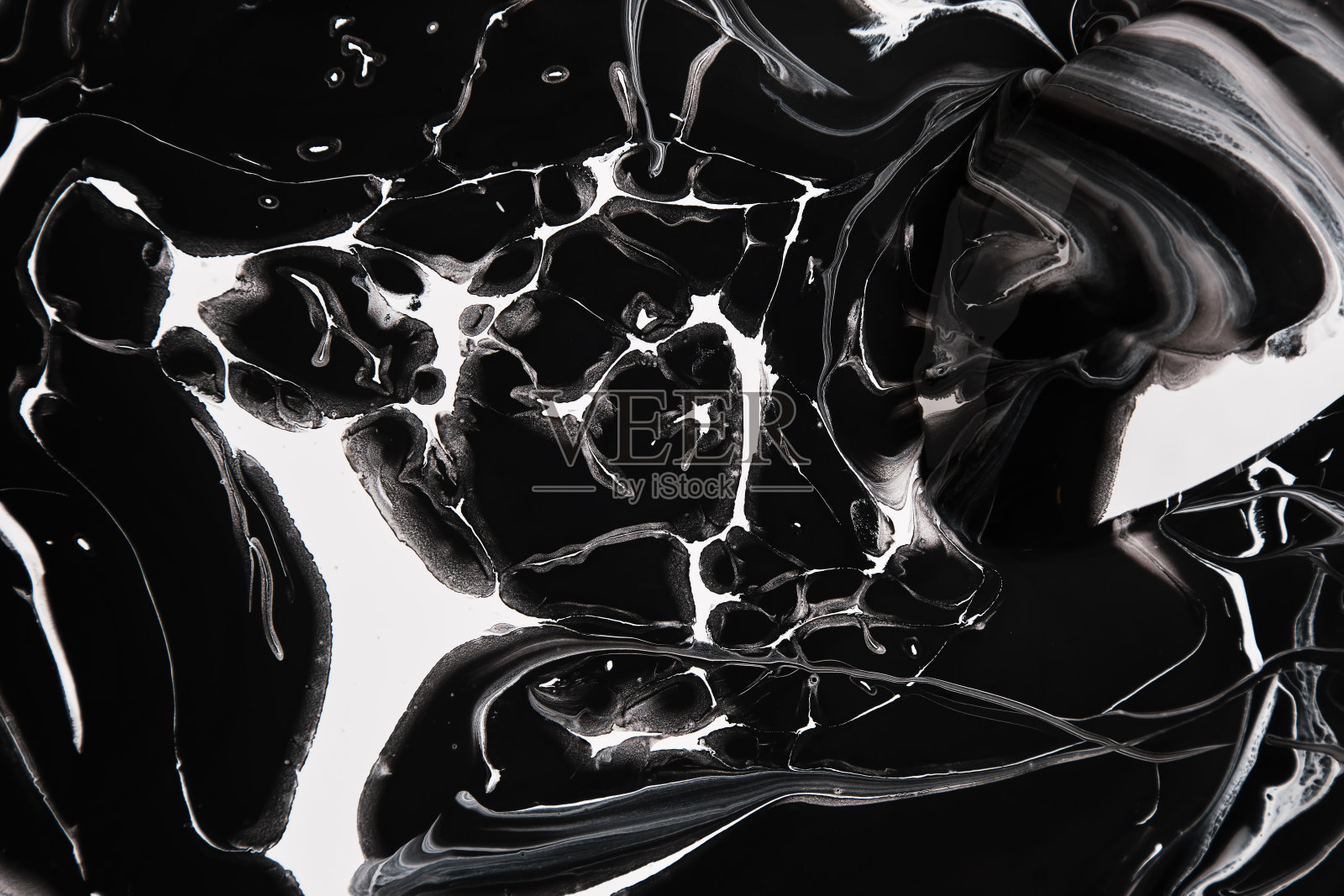黑白颜料洒在背景上。黑白纹理,抽象纹理艺术笔触。极简的背景设计图形项目,海报,传单,横幅。照片摄影图片