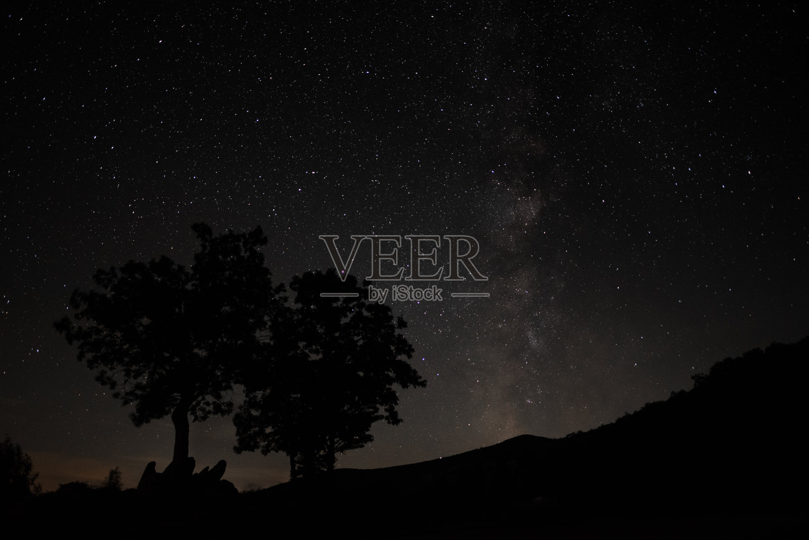 银河在夜空中闪闪发光照片摄影图片