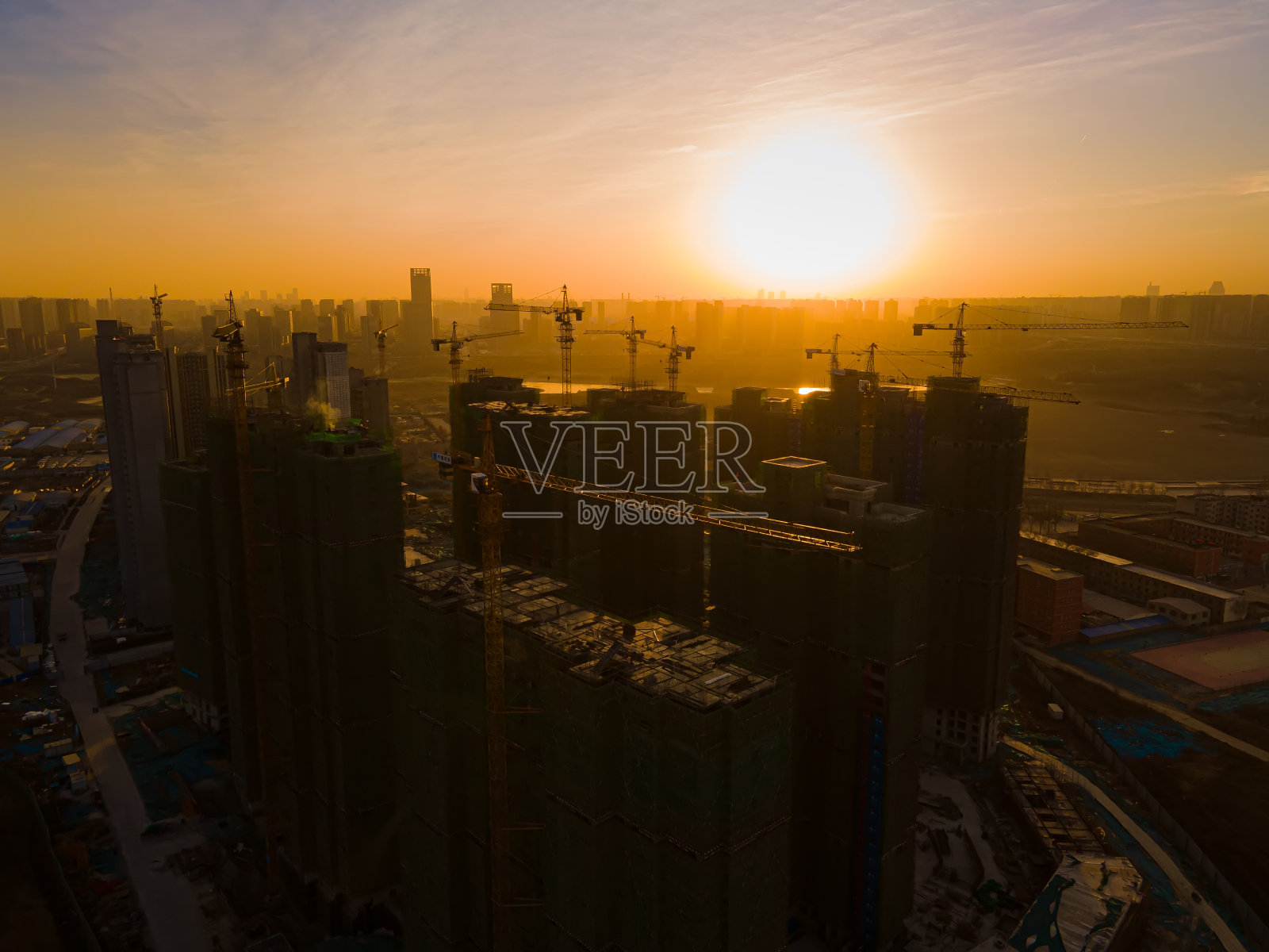 日出时建筑地盘鸟瞰图照片摄影图片