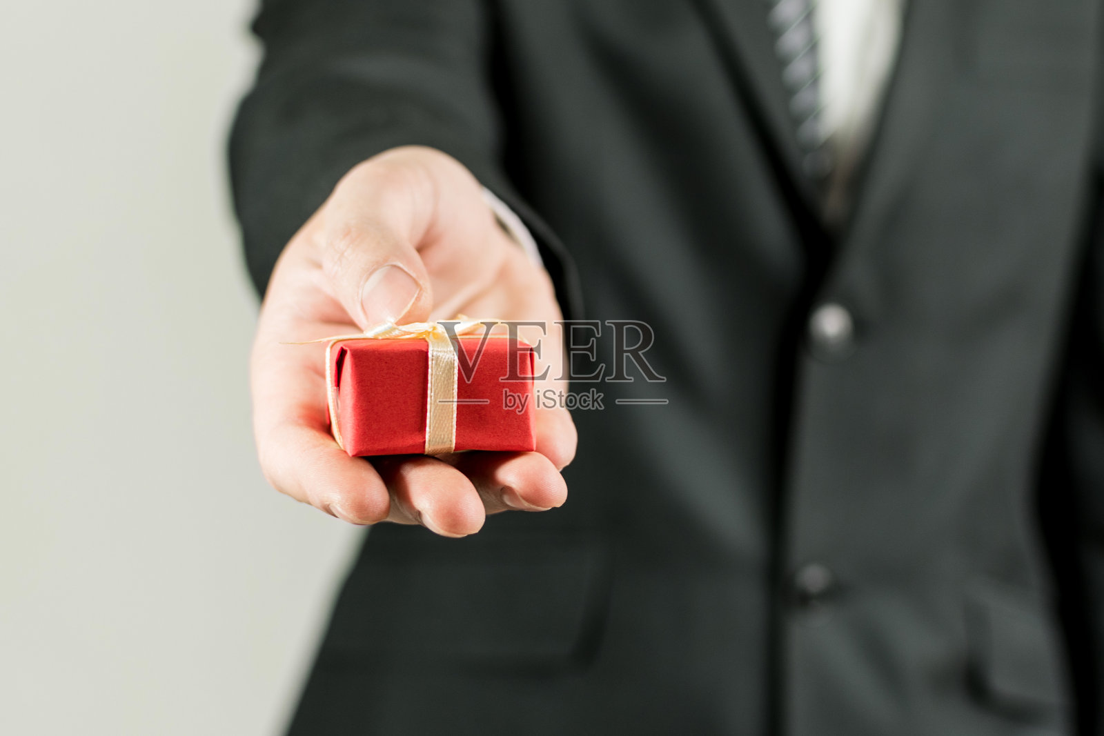 赠送小礼盒的年轻人照片摄影图片