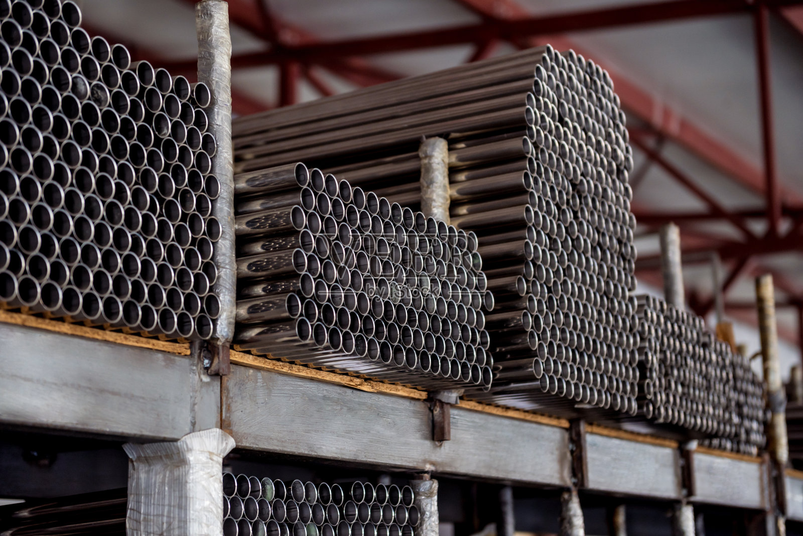 摘要背景钢管堆叠在托盘上照片摄影图片