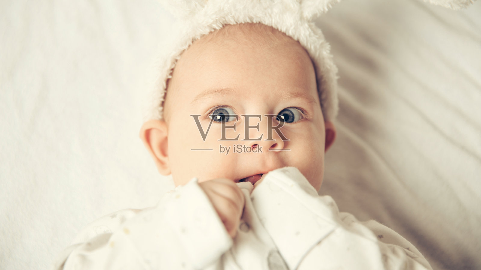 穿着兔子服的漂亮新生男孩照片摄影图片