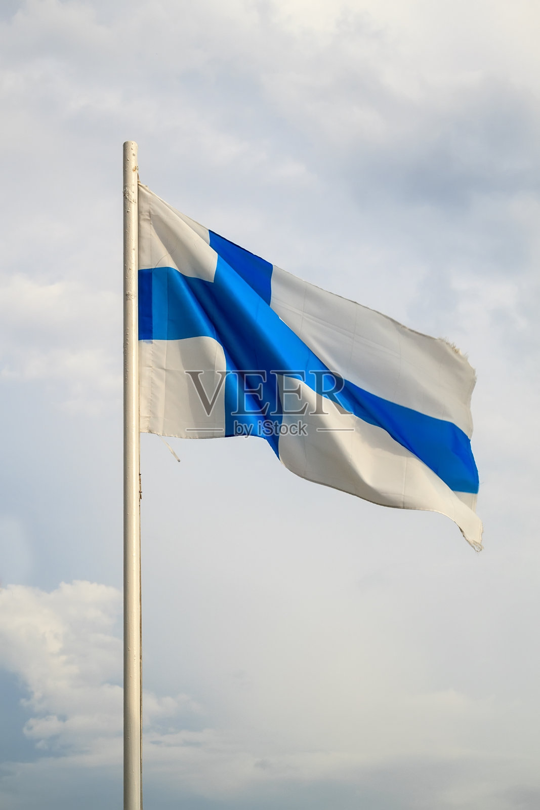 芬兰国旗在蓝天和云彩的背景照片摄影图片