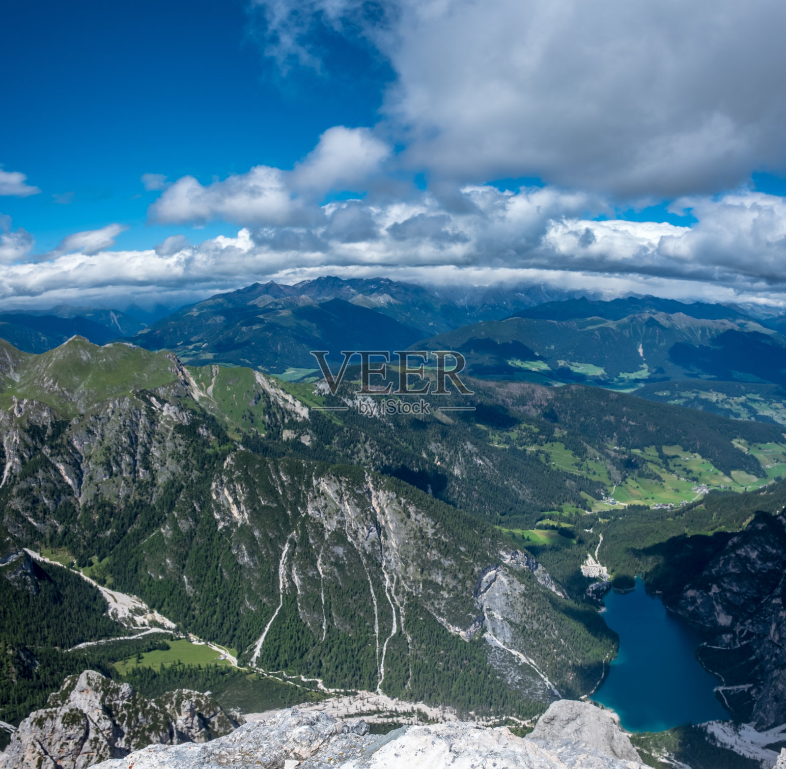 在上阿迪杰雄伟的多洛米提徒步旅行照片摄影图片