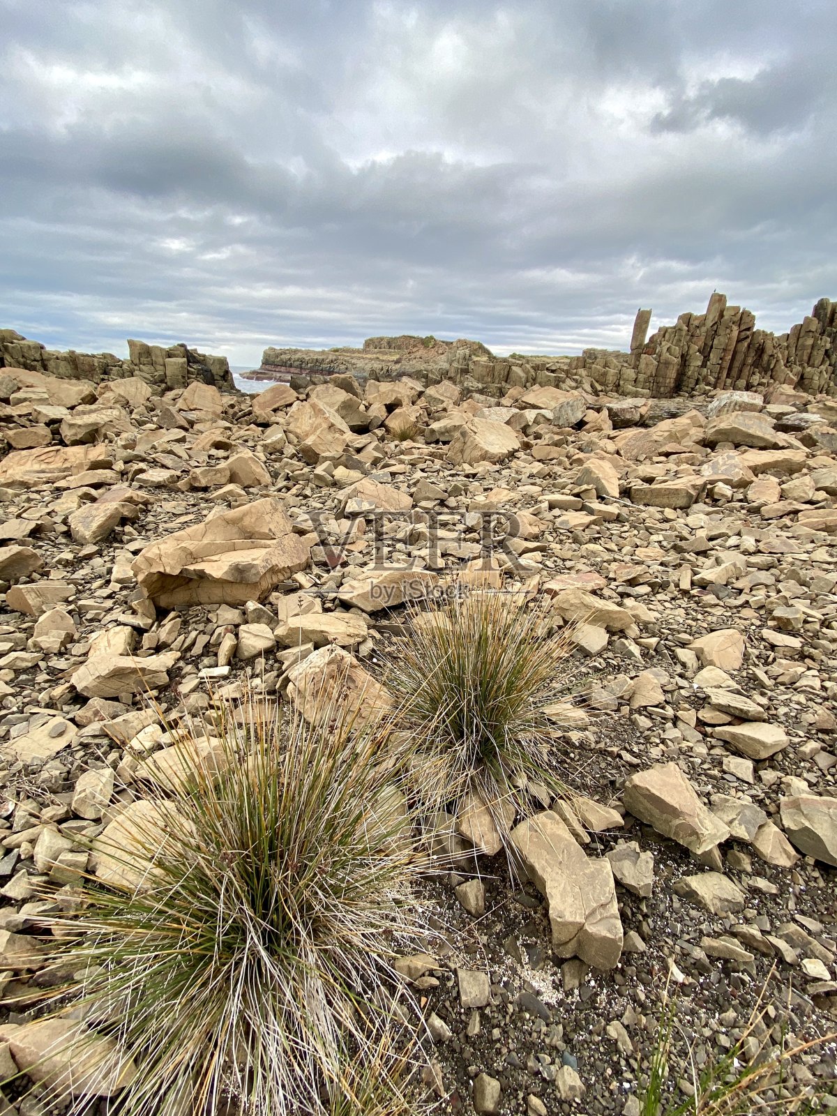 海滩上的岩石对天空的风景照片摄影图片