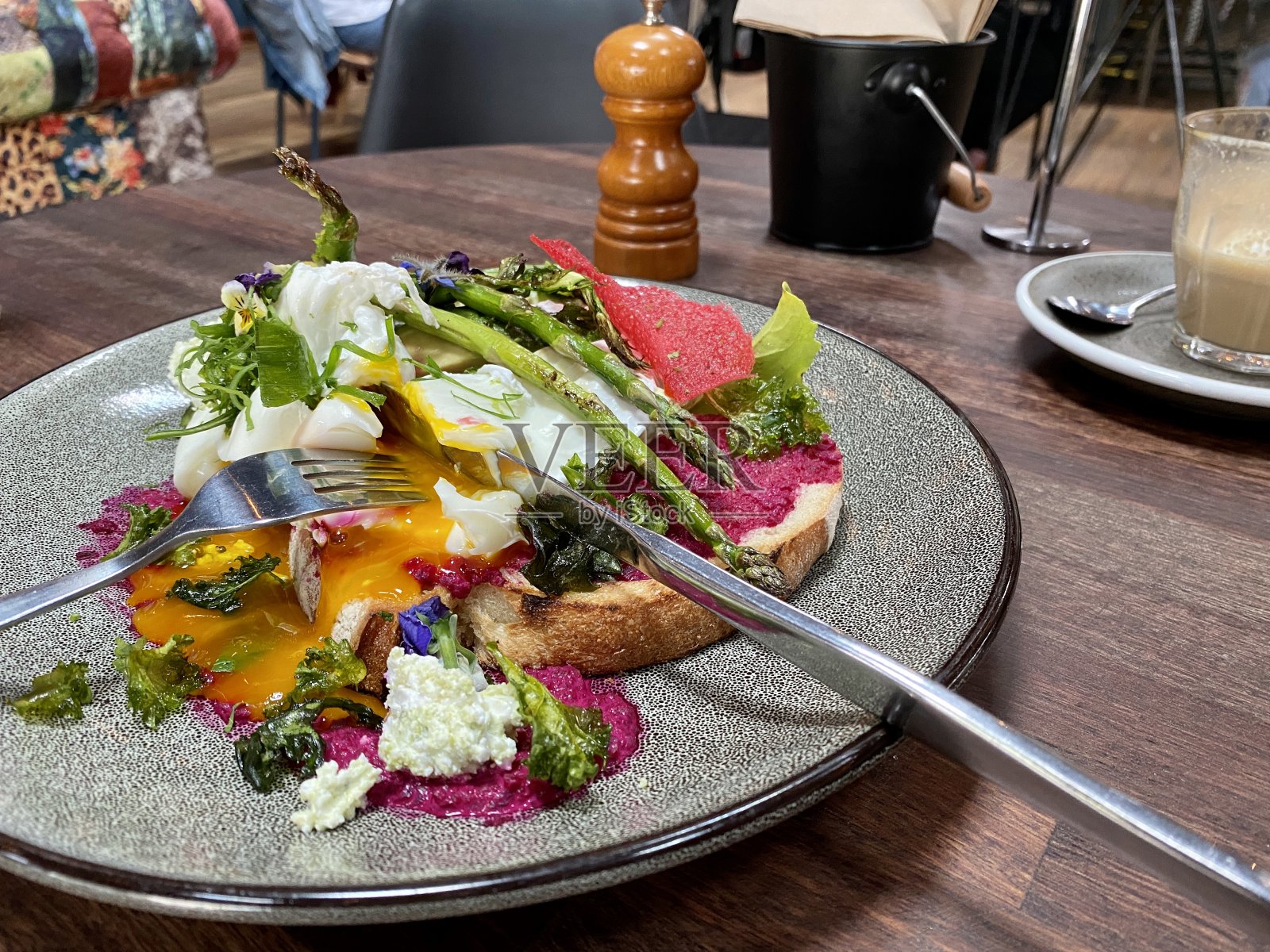 早餐是水煮鸡蛋配芦笋和牛油果照片摄影图片