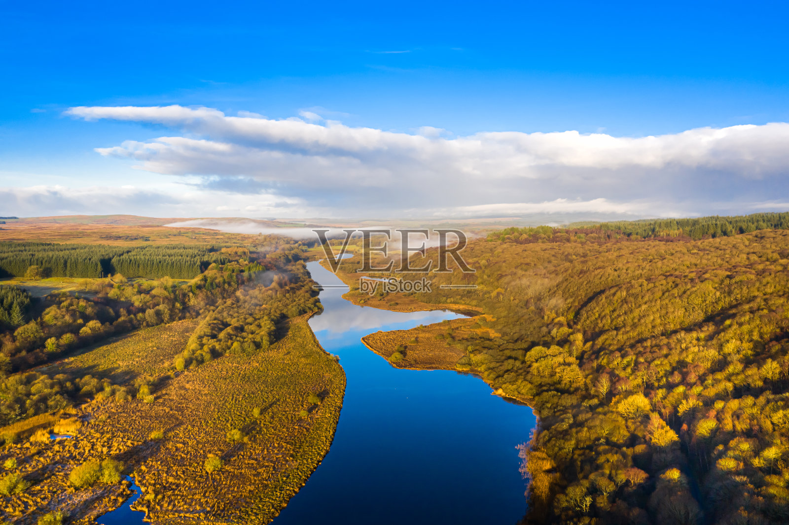一个冬天的早晨,在邓弗里斯和加洛韦的一条缓慢移动的苏格兰河的高角度视图照片摄影图片