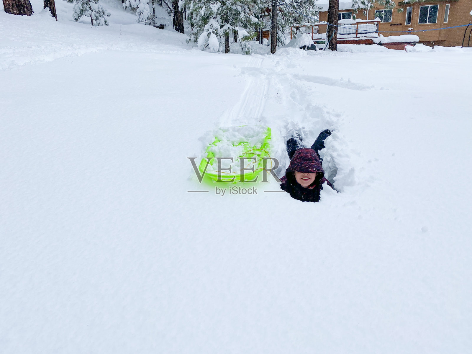 顽皮的孩子喜欢并享受加利福尼亚暴风雪的厚厚的积雪照片摄影图片