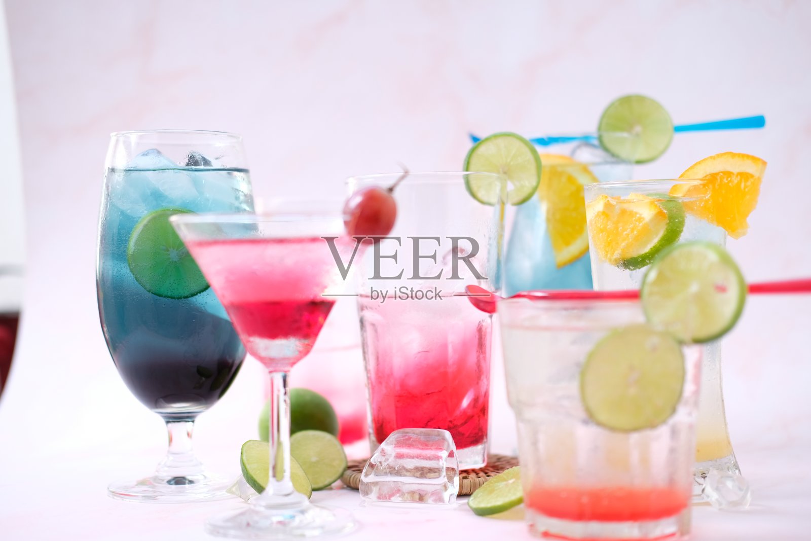 夏季饮料与柠檬水孤立在桌子的背景和酒精鸡尾酒照片摄影图片