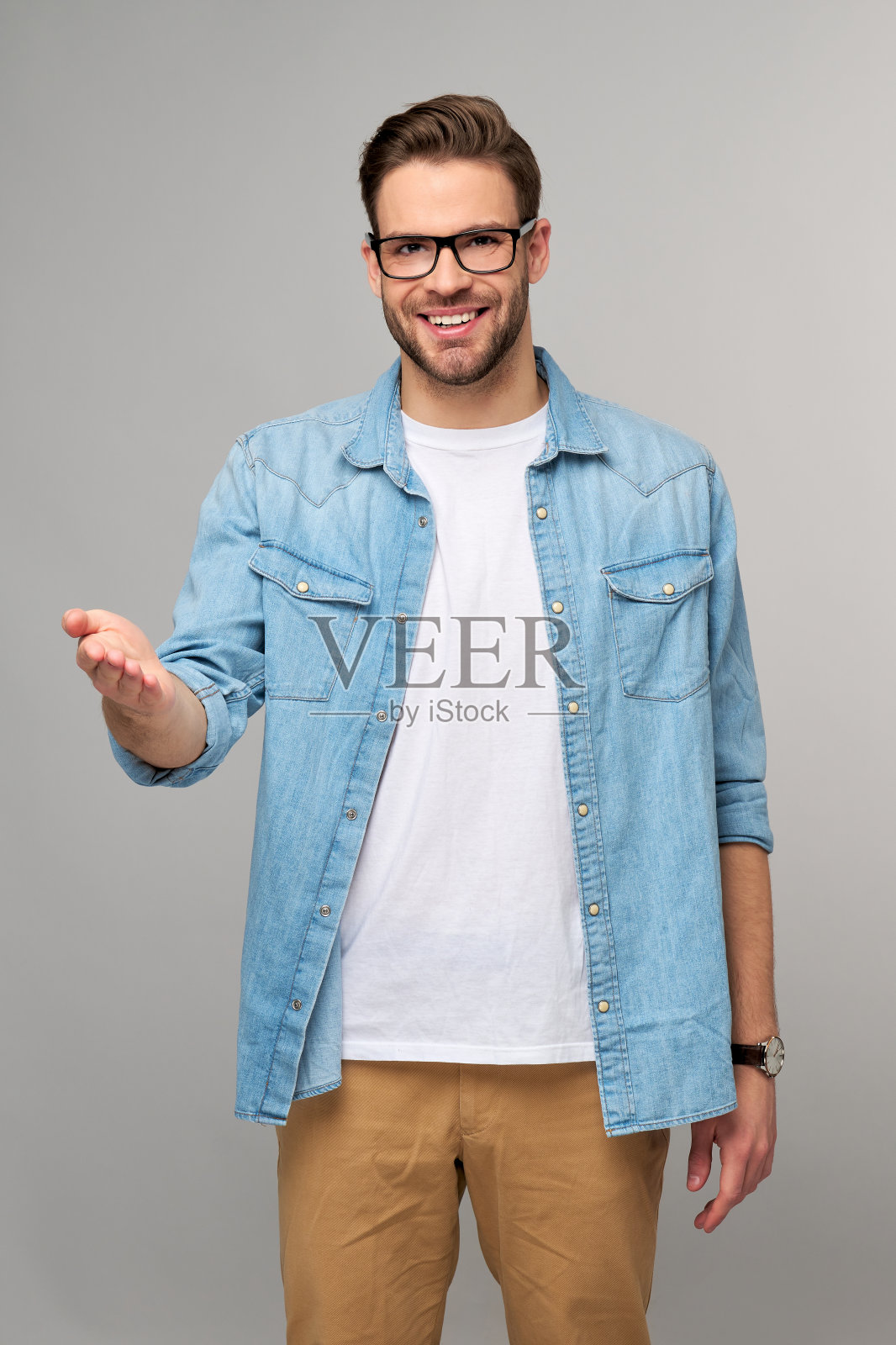 快乐的年轻人呈现站立灰白色背景照片摄影图片